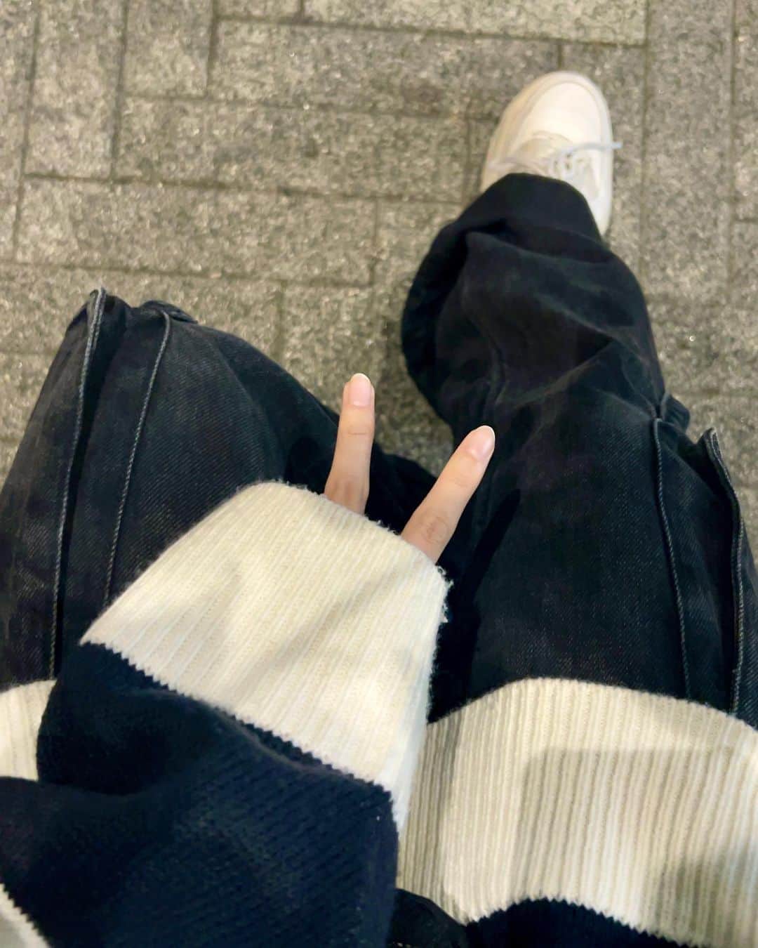 こねねこさんのインスタグラム写真 - (こねねこInstagram)「. Q.何飲んでるでしょーか  長袖着れる気温最高~  1枚目のポイントは手前の手だけ萌え袖にして後ろの手は萌え袖にしてないけど写っちゃってるというボロです。  今年販売するロングコート、撮影絶対暑いやんと思ったけど助かりました ※19度 (2枚目)  もう少し寒くなったら販売だからお待ちね〜  昨日チェンソーマンのトレーディングカード9枚買ったんだけどアキくんのレアが出てくれて愛を感じました。  けど今日は姫パイとアキくんを連れ歩きました。  心がぎゅんぎゅんします。  岸辺も出てくれて幸せでした マキマさんも出たけどもっと出て欲しい  そういえば 帽子も被ってたのに撮り忘れた(°▽°)  さてここまで文章読んでるうちに 何飲んでるか予想できましたか？  .  #低身長コーデ  #ねねこーで  #エイチアンドエム  #zara  #interfactory  #ニットコーデ  #ロングコート  #デニムコーデ  #秋コーデ  #冬コーデ  #ootd」10月13日 19時39分 - nene146cm