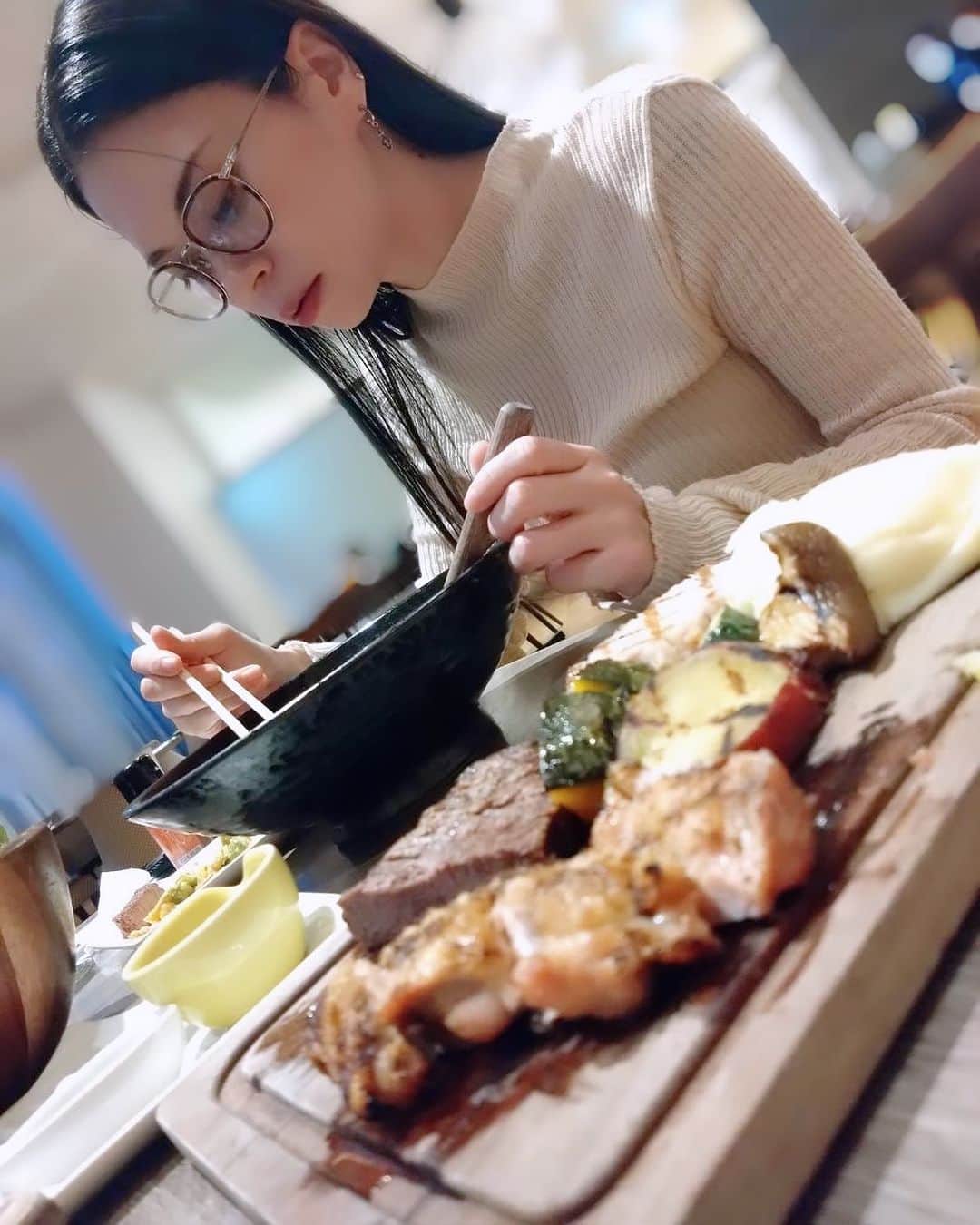 小柳ゆきのインスタグラム：「大阪に来ました🚅 明日の為の元気を入れています🍖  明日、メルパルクホール大阪にて 皆様にお会いできるのを楽しみにしております！  by STAFF #カミナヅキの音楽会」