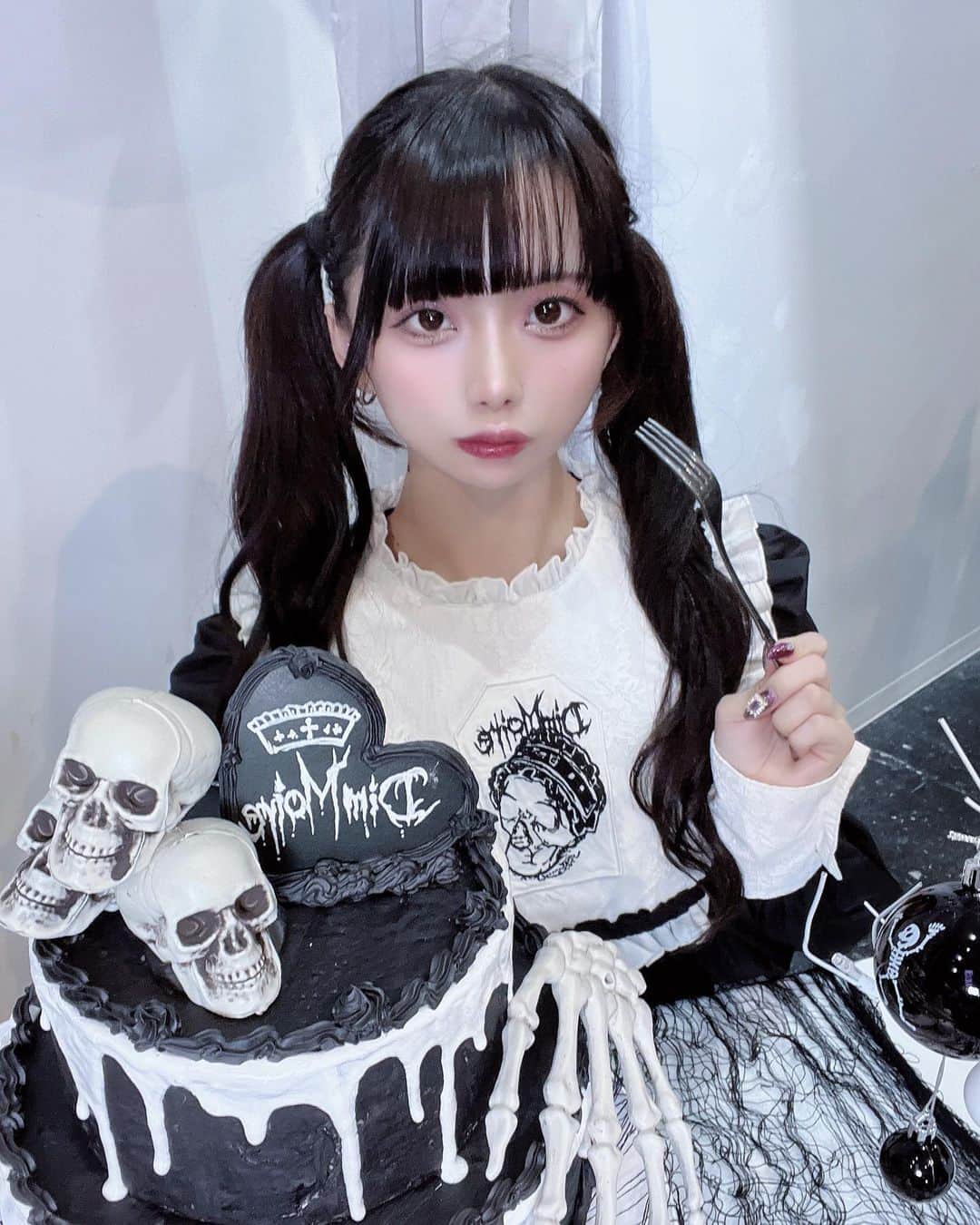 遠月とうかのインスタグラム：「@dimmoire_official さんの展示会にお邪魔して来ました♥ハロウィンということで内装もお洋服もとっても可愛かったです👻  #ツインテール #dimmoire #展示会」