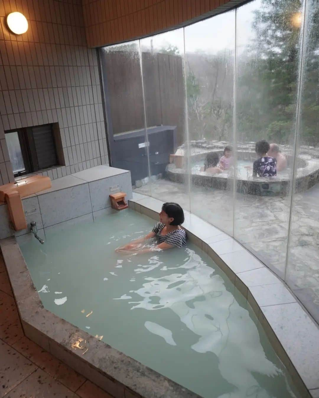 芳美リンさんのインスタグラム写真 - (芳美リンInstagram)「🗾箱根/神奈川　Hakone/Kanagawa  なんとも豪華な貸別荘で、 親子三世代旅♪  @abode_villa  なんと言っても、旅館と遜色ない広さの温泉が最高♨ 我が家は皆温泉大好きなので、みんな大喜び(*^^*)  夜は満点の星空✨ 流れ星まで見えました✨✨  広いおうちにラナちゃんは大興奮！ こんな所に住みたいね〜♪  寝室は4部屋もあるので、 4家族で行ってもプライバシー確保できますね。  キッチンもかなり広くて、かなり使いやすいです。 調理道具、食器、調味料などはあるので、自炊や、 BBQができます☆  ランドリールームには洗濯機2台と、 乾燥室までついていました👀  暮らすような旅がしたい方、ぜひチェックしてみて下さい(*^^*)  PR @abode_villa #yashirobettei #villa #hakone #abodevilla #八代別邸 #箱根貸別荘 #箱根旅行 #強羅 #暮らすように旅する#温泉旅行#温泉ソムリエ#三世代旅 #マタ旅#マタニティ旅行#子連れ旅」10月13日 19時42分 - lynn.lynn5