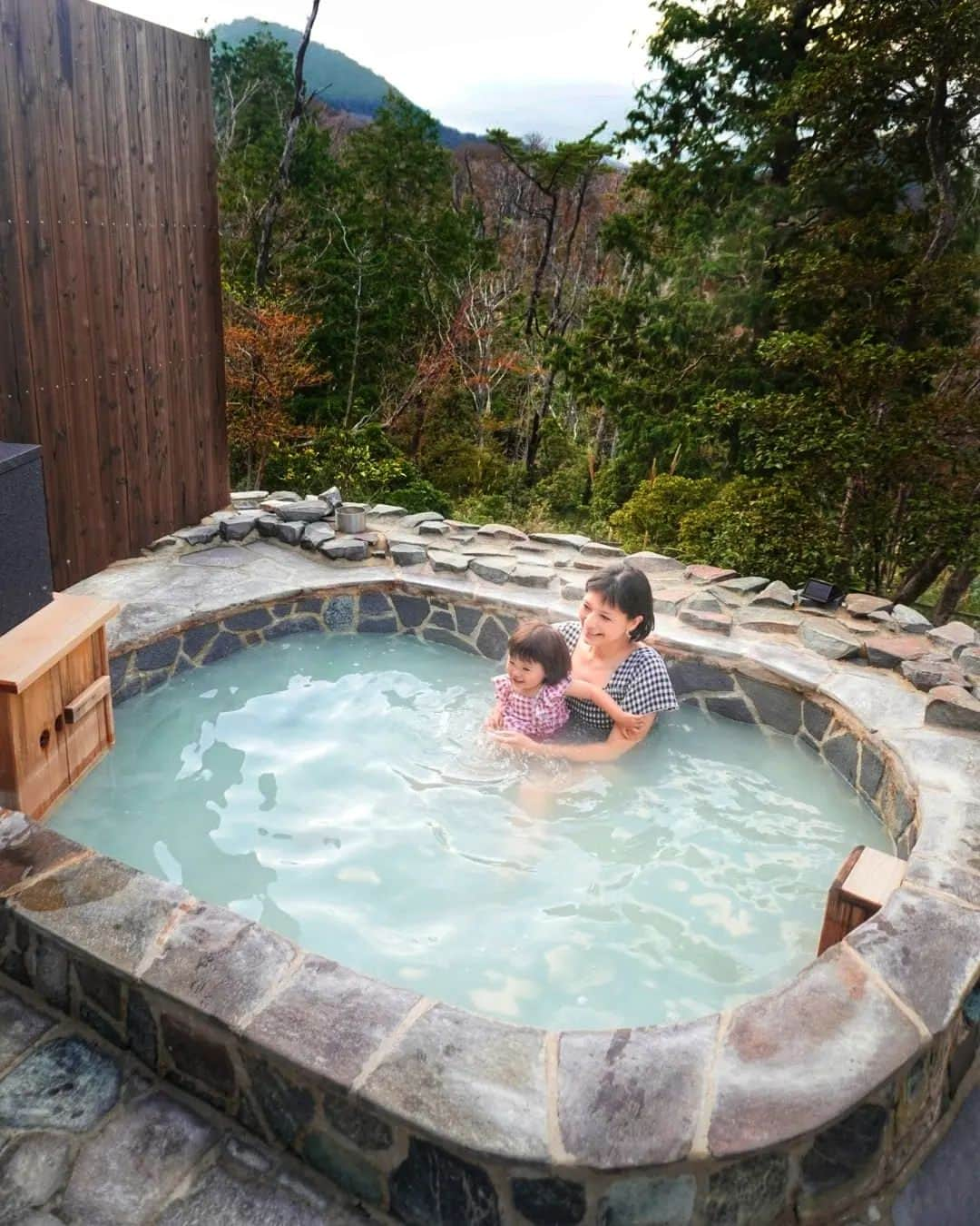 芳美リンのインスタグラム：「🗾箱根/神奈川　Hakone/Kanagawa  なんとも豪華な貸別荘で、 親子三世代旅♪  @abode_villa  なんと言っても、旅館と遜色ない広さの温泉が最高♨ 我が家は皆温泉大好きなので、みんな大喜び(*^^*)  夜は満点の星空✨ 流れ星まで見えました✨✨  広いおうちにラナちゃんは大興奮！ こんな所に住みたいね〜♪  寝室は4部屋もあるので、 4家族で行ってもプライバシー確保できますね。  キッチンもかなり広くて、かなり使いやすいです。 調理道具、食器、調味料などはあるので、自炊や、 BBQができます☆  ランドリールームには洗濯機2台と、 乾燥室までついていました👀  暮らすような旅がしたい方、ぜひチェックしてみて下さい(*^^*)  PR @abode_villa #yashirobettei #villa #hakone #abodevilla #八代別邸 #箱根貸別荘 #箱根旅行 #強羅 #暮らすように旅する#温泉旅行#温泉ソムリエ#三世代旅 #マタ旅#マタニティ旅行#子連れ旅」