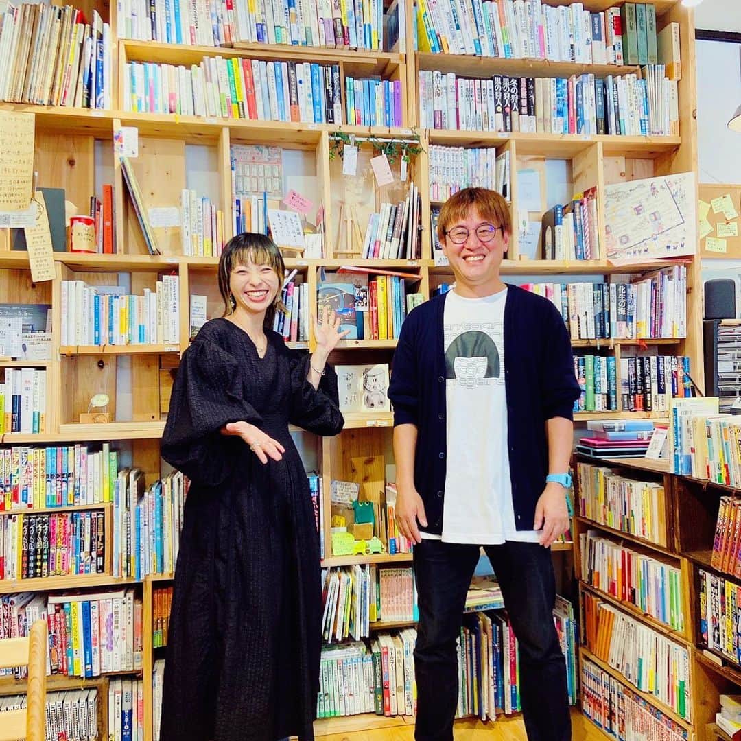 kainatsuのインスタグラム：「今日(10/13)と来週(10/20)オンエアの「野菜をMOTTO presents #おかえりマルシェ」は、番組初の出張マルシェ！  焼津駅前商店街にある「みんなの図書館さんかく」にて収録した模様をお届けしています。  本棚を月額でレンタルして自分の好きな本を貸し出しできる、館内にずらりとディスプレイされた個性豊かなオススメ本を自由に借りて読むことができる。みんなで作る図書館です。 さんかく＝参画する 本と人と地域を繋ぐトライアングル△ 素敵だなぁ。 @sancacuyaizu   近所にあったら間違いなくしょっちゅう通うし、マイ本棚作ってただろうなぁ。。📚  副館長の鈴木幹人さん、興味深いお話と楽しい時間をありがとうございました✨  皆さんぜひタイムフリーでもチェックしてくださいね📻」