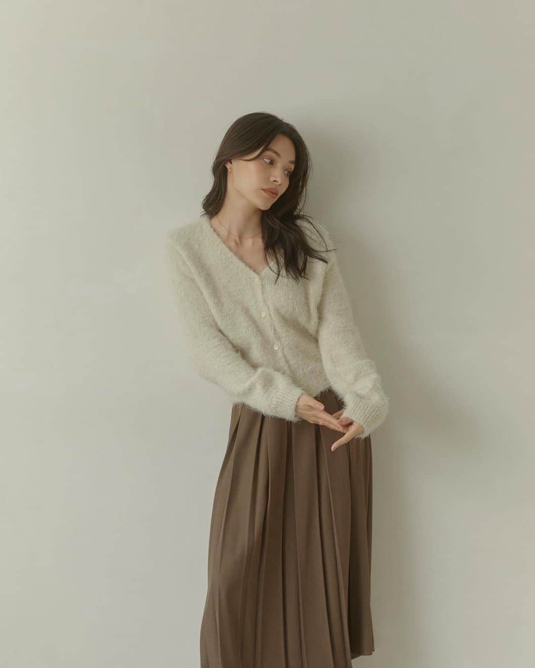 のインスタグラム：「#newitem ✔︎Fluffy compact knit カーディガン ¥8,800(tax in) . ✔︎Pleats middle flare スカート ¥8,800(tax in) . ✔︎Bustier denim long ワンピース ¥11,000(tax in) . . 詳しくはWEB STORE(@acym_official )のTOP URLよりご覧ください。  #ACYM #ootd #outfit #ニット #カーディガン #ワンピースコーデ #秋服 #秋コーデ」