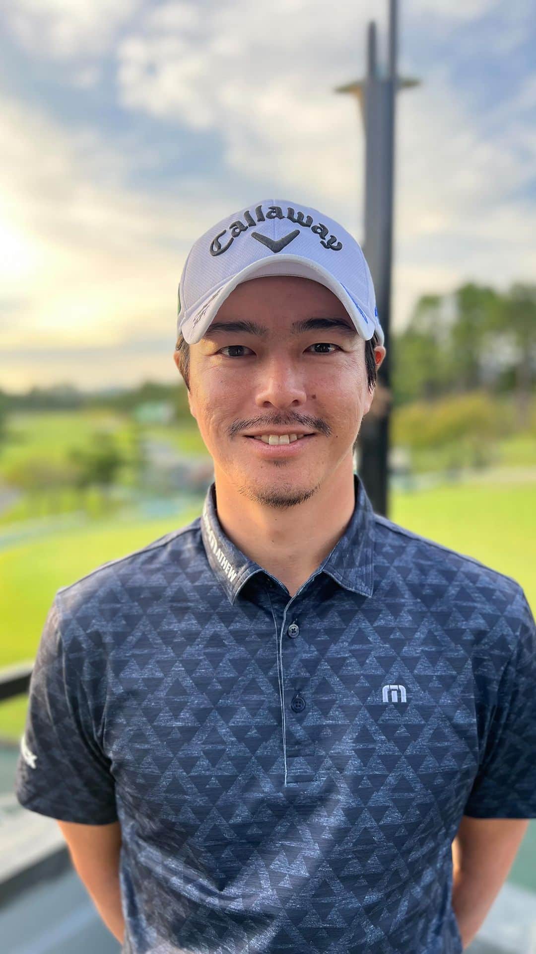  JGTO 男子プロゴルフツアーのインスタグラム：「「日本オープンゴルフ選手権」第2ラウンド⛳️  序盤から連続バーディで流れに乗るも、中盤で2回ダブルボギーを叩きスコアを落としながら、最終18番ホールで10メートルのイーグルパットを沈めてトップと1打差の3位タイに浮上したのは石川遼👏  ホールアウト後から取材後までをインタビューを交えてお見せします❗️  @japangolfassociation @japanopengolf #jgto  #jga #nhk #golftournament  #男子ゴルフ #日本オープン #茨木カンツリー倶楽部 #石川遼」