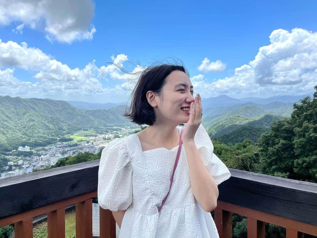 亘理舞さんのインスタグラム写真 - (亘理舞Instagram)「青空 風が気持ちいい季節ですね🍃 歩数が10000を超えても、汗だくにならないので助かっています(笑) ・ ・ ・ ・ #亘理の一万歩日記#耳かけボブ#顎ラインボブ#ストレートボブ#黒髪ボブ#ボブヘア#前髪長めボブ#ぼぶへあー#ボブカット#ボブ女子#ボ部#ボブヘアー#スターダストプロモーション#亘理舞」10月13日 19時44分 - mai_watari_official