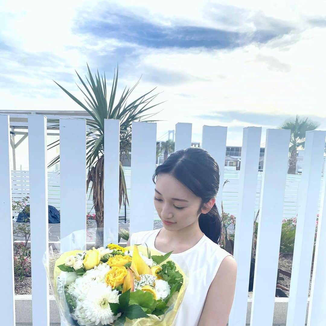 横溝菜帆のインスタグラム：「🫧  #水道機工株式会社 様 ポスター撮影のオフショットです  今回も素敵な写真を撮っていただけて とても嬉しく思います🩶  綺麗な花束もいただきました ありがとうございました☺︎  #横溝菜帆」