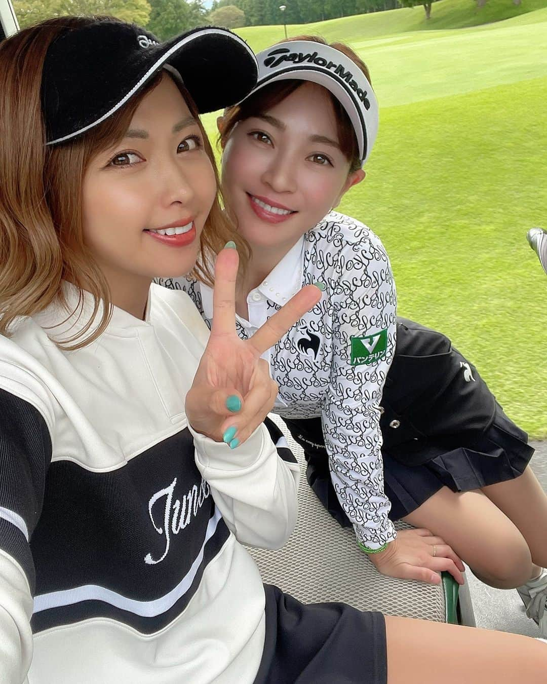 あおい夏海のインスタグラム：「1年以上ぶりにゴルフの妖精さん @makototakemura_golf とラウンドいったよ🫶⛳️😇 今日も美しかった❤️  天気も最高で楽しかったです💕   #ゴルフ #女子プロゴルファー  #ゴルフ女子  #ゴルフウェア  #秋ゴルフ #ゴルフコーデ  #ゴルフスイング  #ゴルフファッション  #あおい夏海  #竹村真琴  #太平洋クラブ御殿場コース  #太平洋クラブ」