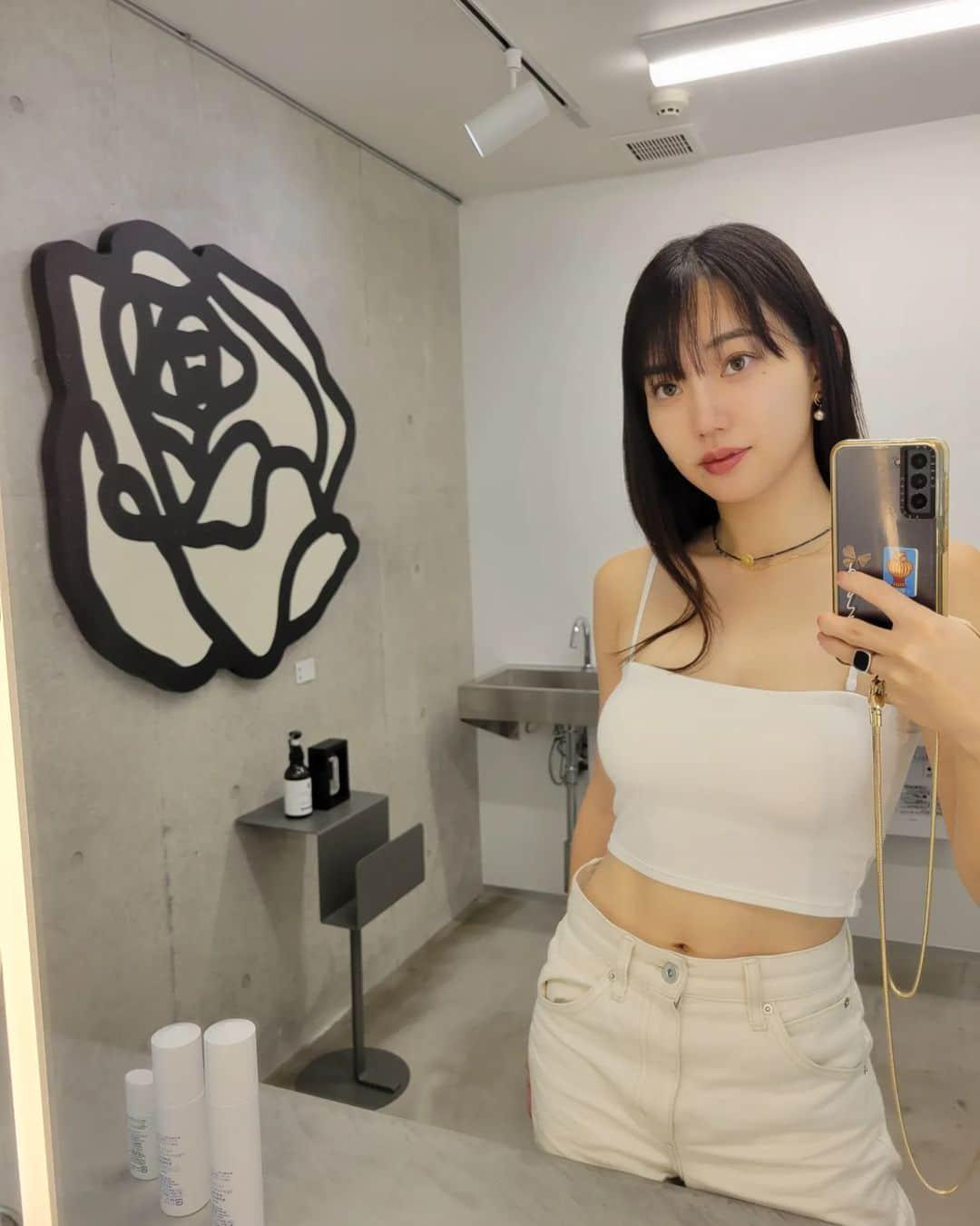 保坂玲奈のインスタグラム：「実はかなり気になるほうれい線。  過去にヒアルロン酸を打ったんだけど、  もう吸収されてしまい、次はどうしようかと 悩んでいた時に紹介してもらったのが #エステフィル  エステフィルは注入する事で、体内からコラーゲン生成を促し、自然なハリを作り出す。  しかも持続期間はヒアルロン酸を圧倒的に上回る持ちの良さで1年半前後。  道下先生は、自分の本来の内側から、ナチュラルで 持続可能な美しさを引き出すプロ🌿 とっても頼れます🥹🙏🏻  注入後からは、早く吸収させるために毎日顔のマッサージをするよ🫰  仕上がりはここからなので楽しみだなぁ🌿⁡ ⁡⁡ ⁡  #アフロードクリニック#ほうれい線#目じわ⁡#エステフィル注射#AestheFill#aesthefill#에스테필#эстетическоенаполнение」