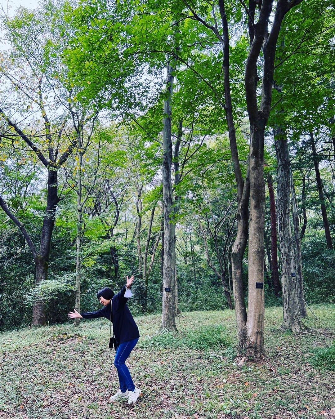 生天目仁美 のインスタグラム：「大きな公園に行った。  木のポーズしてるところ。  #なばさんぽ」