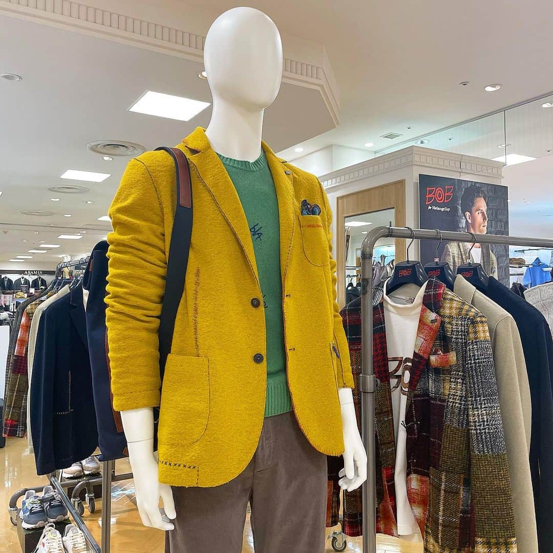 大丸神戸店のモノとコトのインスタグラム：「. 遊び心溢れるデザインのジャケットに注目👀💛  〈BOB for Melangetop〉POP-UP SHOP 📅10月31日(火) まで ※最終日は17時閉場 📍5階 南側イベントスペース  〈BOB〉は2006年に ALESSIO BONAUTIとTOMMASO BELLINIによってイタリア・プラトーで誕生したメンズウェアブランドです👕🇮🇹 "Your Personal COLOUR"をコンセプトに、手刺繍やペイント・多素材を用いた遊び心溢れるデザインが特徴のジャケットを中心に展開しています🪡🌟  (1枚目) ・黄色ステッチジャケット　税込60,500円 ・緑刺繍ニット　税込36,300円 ・パンツ(ブラウン)　税込23,100円  (2枚目) ・ネイビージャケット　税込69,300円 ・ニット(白)　税込24,200円 ・中に着用のニット　税込33,000円 ・パンツ(赤)　税込23,100円  (3枚目) ・スニーカー　各税込30,800円 ・リュック　各税込24,200円  (4枚目) ・ダメージジーンズ　税込37,400円  23SSからスタートした日本初の〈BOB〉スポーツラインも取り揃えております👟 ぜひこの機会に、お立ち寄りくださいませ☺️  #大丸神戸 #大丸神戸店 #大丸 #神戸 #元町 #神戸大丸 #daimarukobe #kobe #BOB #ジャケット #シューズ #デニム #BOBforMelangetop #秋冬ファッション #2023AW」
