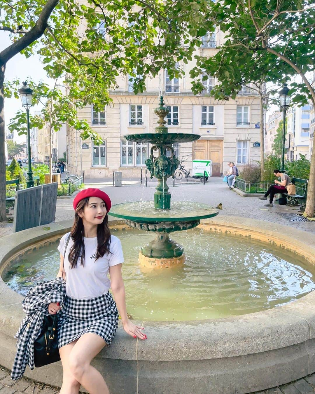 日野礼香さんのインスタグラム写真 - (日野礼香Instagram)「𝐂𝐇𝐈𝐄𝐑𝐔 𝐈𝐍 𝐏𝐀𝐑𝐈𝐒.𝟑  EMILY IN PARISロケ地巡りしたよ🇫🇷 まずはエミリーが暮らすカルチェラタンの街を散策。  エミリーのアパートやガブリエルのレストラン、ミンディーとお茶してたカフェも！ 全てエストラバード広場の周りにあります❤︎  アメリカ人のご夫婦がエミリーコーデに気づいてくださって 一緒に写真撮ったのがいい思い出☺️  #paris #france #tripstagram #travelstagram #francetravel #paristravel #placedelestrapade #emilyinparis #fashion #パリ #フランス #海外旅行 #旅スタグラム #パリ旅行 #フランス旅行 #旅好き女子 #タビジョ #旅行コーデ #旅行好き #海外旅行好き #旅游 #エミリーパリへ行く #ギンガムチェック #ベレー帽 #スカートで旅するchieru」10月13日 19時50分 - reicheru219