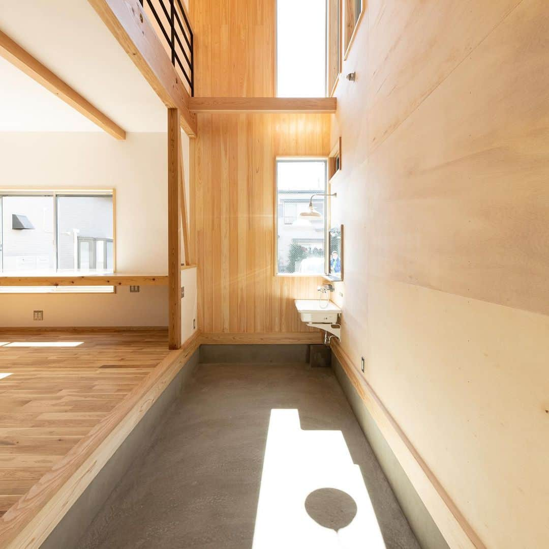 クボタ住建さんのインスタグラム写真 - (クボタ住建Instagram)「「木の家だからできること」  #クボタ住建  リビングとつながる土間がある暮らし。  土間はお手入れが楽なので気兼ねのく子どもが遊んだり、ペットが過ごす空間としても最適です。  ＜クボタ住建施工＞  1〜2枚目　川崎市S様邸 3〜4枚目　茅ヶ崎市G様邸 5〜6枚目　相模原市F様邸  @kubota_jyuken  #玄関 #玄関土間 #リビング土間 #モルタル #玄関タイル #趣味の時間 #ペットと暮らす家 #玄関インテリア  #みどりのある暮らし #飾り棚 #通り土間  クボタ住建は優しく温かい自然素材の木の家をつくります HP & more photos→@kubota_jyuken 施工事例多数掲載しております。 ホームページへもぜひ↓ https://kubotajyuken.com/  ⭐︎スタッフブログ⭐︎ https://kubotajyuken.com/blog/  #クボタ住建 #神奈川の注文住宅 #大和市#湘南の家#suumo注文住宅 #自由設計 #木の家 #無垢の家 #自然素材の家 #和モダンな家 #暮らしをつくる #暮らしを楽しむ #丁寧な暮らし#構造現し  クボタ住建 棟梁の自宅、随時見学受付ます。 資料請求やお問い合わせも是非。 メッセージDMでもどうぞ」10月13日 19時50分 - kubota_jyuken