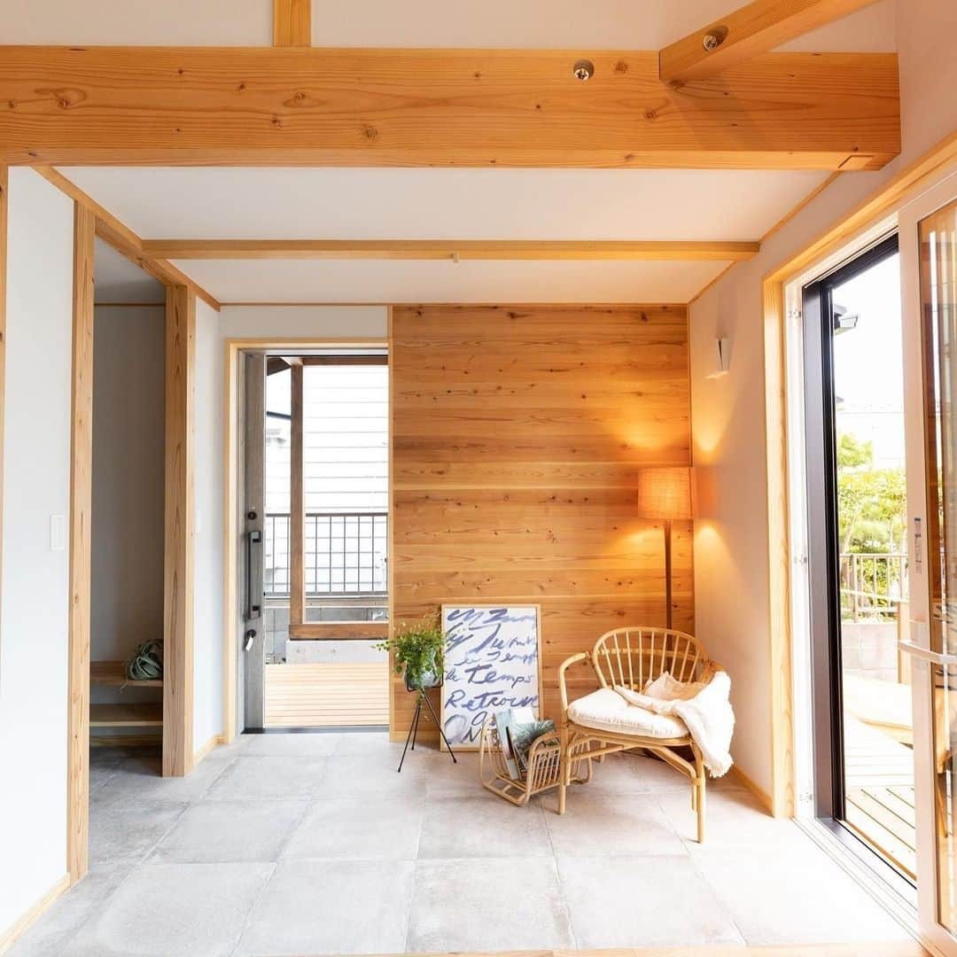 クボタ住建さんのインスタグラム写真 - (クボタ住建Instagram)「「木の家だからできること」  #クボタ住建  リビングとつながる土間がある暮らし。  土間はお手入れが楽なので気兼ねのく子どもが遊んだり、ペットが過ごす空間としても最適です。  ＜クボタ住建施工＞  1〜2枚目　川崎市S様邸 3〜4枚目　茅ヶ崎市G様邸 5〜6枚目　相模原市F様邸  @kubota_jyuken  #玄関 #玄関土間 #リビング土間 #モルタル #玄関タイル #趣味の時間 #ペットと暮らす家 #玄関インテリア  #みどりのある暮らし #飾り棚 #通り土間  クボタ住建は優しく温かい自然素材の木の家をつくります HP & more photos→@kubota_jyuken 施工事例多数掲載しております。 ホームページへもぜひ↓ https://kubotajyuken.com/  ⭐︎スタッフブログ⭐︎ https://kubotajyuken.com/blog/  #クボタ住建 #神奈川の注文住宅 #大和市#湘南の家#suumo注文住宅 #自由設計 #木の家 #無垢の家 #自然素材の家 #和モダンな家 #暮らしをつくる #暮らしを楽しむ #丁寧な暮らし#構造現し  クボタ住建 棟梁の自宅、随時見学受付ます。 資料請求やお問い合わせも是非。 メッセージDMでもどうぞ」10月13日 19時50分 - kubota_jyuken