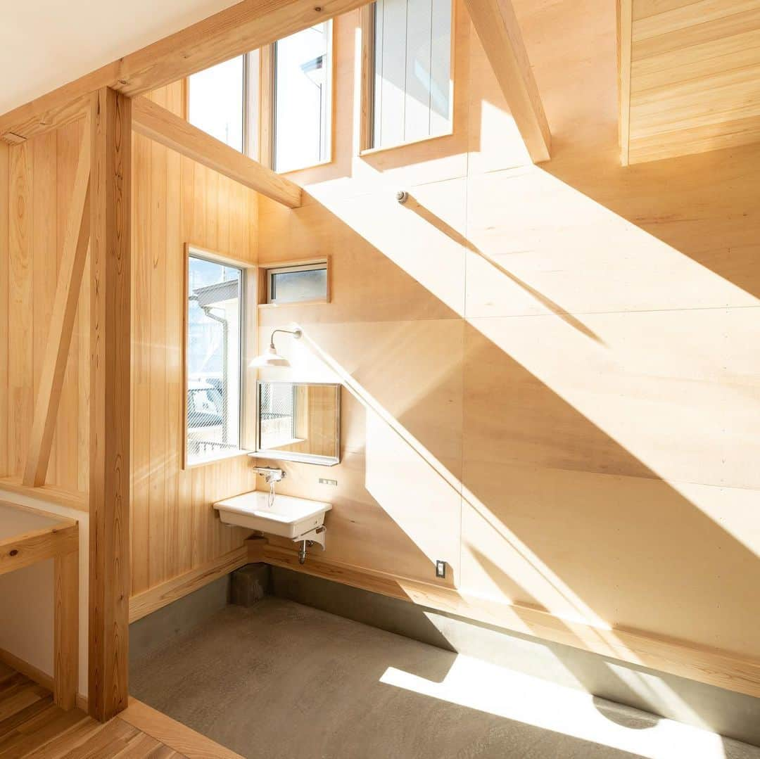 クボタ住建さんのインスタグラム写真 - (クボタ住建Instagram)「「木の家だからできること」  #クボタ住建  リビングとつながる土間がある暮らし。  土間はお手入れが楽なので気兼ねのく子どもが遊んだり、ペットが過ごす空間としても最適です。  ＜クボタ住建施工＞  1〜2枚目　川崎市S様邸 3〜4枚目　茅ヶ崎市G様邸 5〜6枚目　相模原市F様邸  @kubota_jyuken  #玄関 #玄関土間 #リビング土間 #モルタル #玄関タイル #趣味の時間 #ペットと暮らす家 #玄関インテリア  #みどりのある暮らし #飾り棚 #通り土間  クボタ住建は優しく温かい自然素材の木の家をつくります HP & more photos→@kubota_jyuken 施工事例多数掲載しております。 ホームページへもぜひ↓ https://kubotajyuken.com/  ⭐︎スタッフブログ⭐︎ https://kubotajyuken.com/blog/  #クボタ住建 #神奈川の注文住宅 #大和市#湘南の家#suumo注文住宅 #自由設計 #木の家 #無垢の家 #自然素材の家 #和モダンな家 #暮らしをつくる #暮らしを楽しむ #丁寧な暮らし#構造現し  クボタ住建 棟梁の自宅、随時見学受付ます。 資料請求やお問い合わせも是非。 メッセージDMでもどうぞ」10月13日 19時50分 - kubota_jyuken