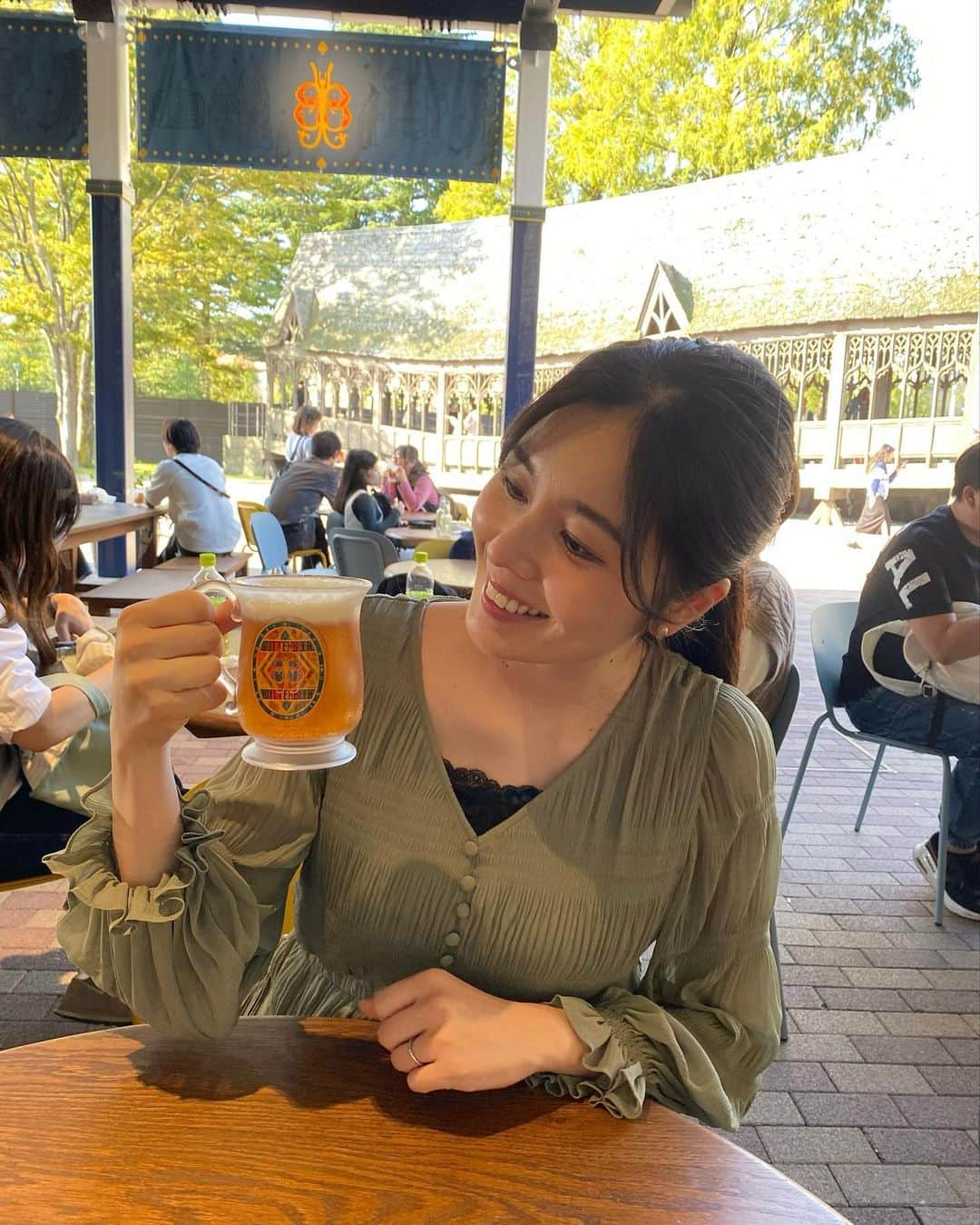 和田奈美佳のインスタグラム：「🧙‍♀️✨  ハリーポッターと言えば、 バタービール！🧈  モコモコの泡が🫧上手く口に付かず 中途半端な状態に😂（３枚目）  一緒に行った姉はもっと下手でした笑  #ハリポタツアー  #ハリポタ  #バタービール  #バタービール🍺  #激甘すぎて #口をつけただけ #あとは姉にあげました笑」