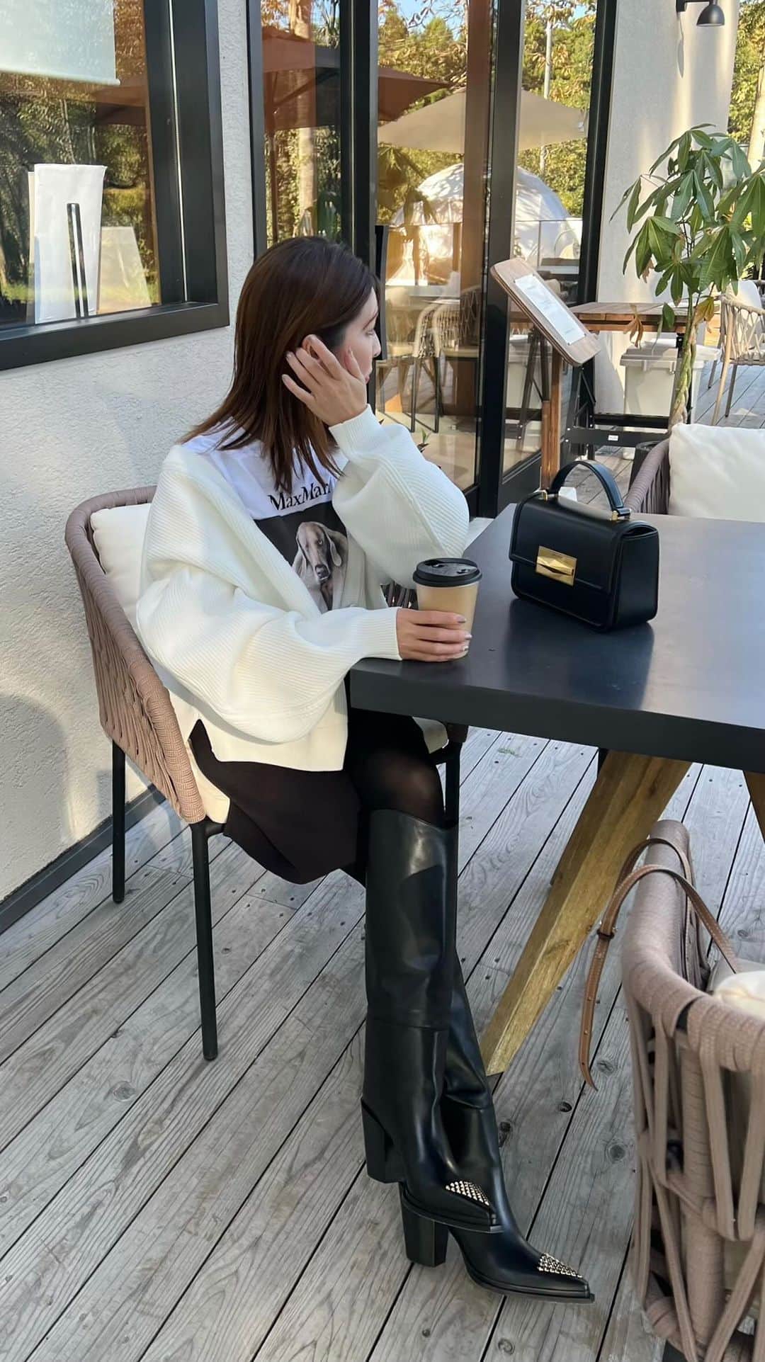 mi01ki24のインスタグラム：「昨日のコーデ🐶🤍  ハーフパンツにタイツ合わせてると ダサいからやめてって毎回娘に叱られる💦 じゃあ何履くの？って聞いたら今の子はパンストらしい🤔  私はタイツが落ちついて好きなんだけどな笑 皆さんはどっち派ですか🫣  cardigan/pants… @dolce._official  t-shirt… @maxmara   bag/boots… @jimmychoo」