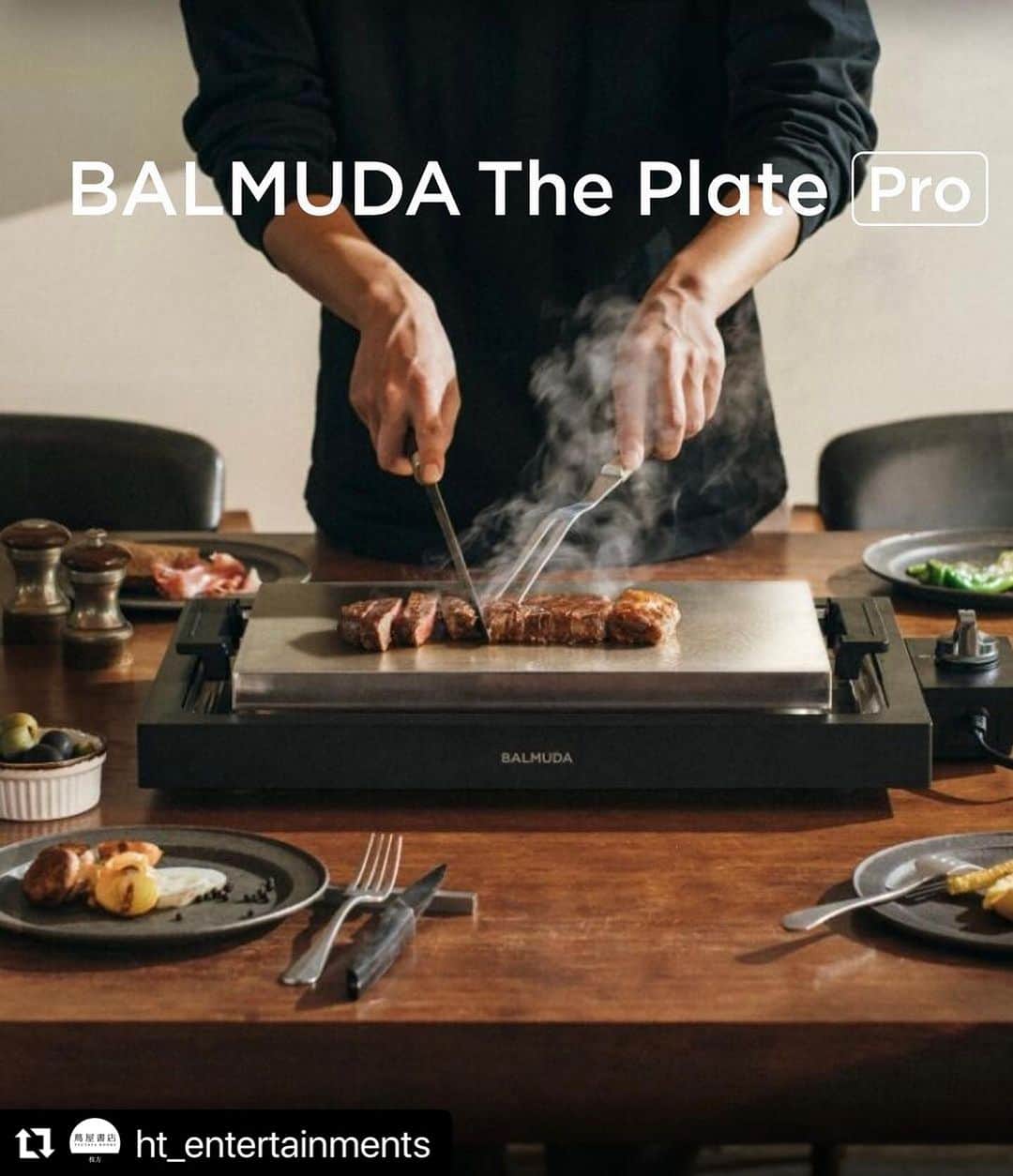 枚方T-SITEのインスタグラム：「【枚方 蔦屋書店エンタメコーナーよりお知らせ】  こんなおしゃれなホットプレートなら、いつもよりちょっと奮発したお肉で、ステーキパーティしたくなりますね。  ・・・・・・・・・・・・・・・  10月12日より発売開始！ BALMUDAに新しくホットプレートが仲間入り。  BALMUDA The Plate Proが発売されました。  6.6mm厚の3層グラッドプレートと正確な温度制御により、さまざまな料理をプロの味わいに焼き上げます。 絶妙な焼き加減のステーキや、本場のお好み焼き、憧れのクレープまで。  BALMUDAだけのライブキッチン体験をお届けします。 店頭にも展示しております。 ご購入は店頭もしくは当店ECサイトまで。  #balmuda #balmudatheplatepro  #おしゃれキッチン家電 #おしゃれ家電 #キッチン家電 #ホットプレート #蔦屋家電 #枚方蔦屋書店 #hirakatatsite #枚方tsite」