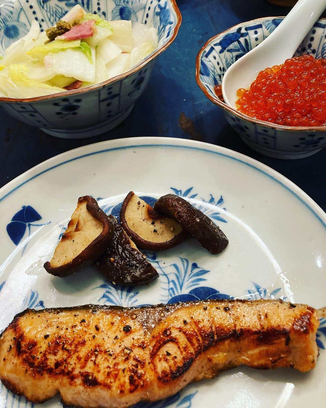 井上荒野さんのインスタグラム写真 - (井上荒野Instagram)「バターで焼いた鮭は半分お酒のつまみにして、半分は右後ろの赤いやつとごはんにのっけてはらこ飯っぽく食べるわけなんだ。」10月13日 19時53分 - arereno