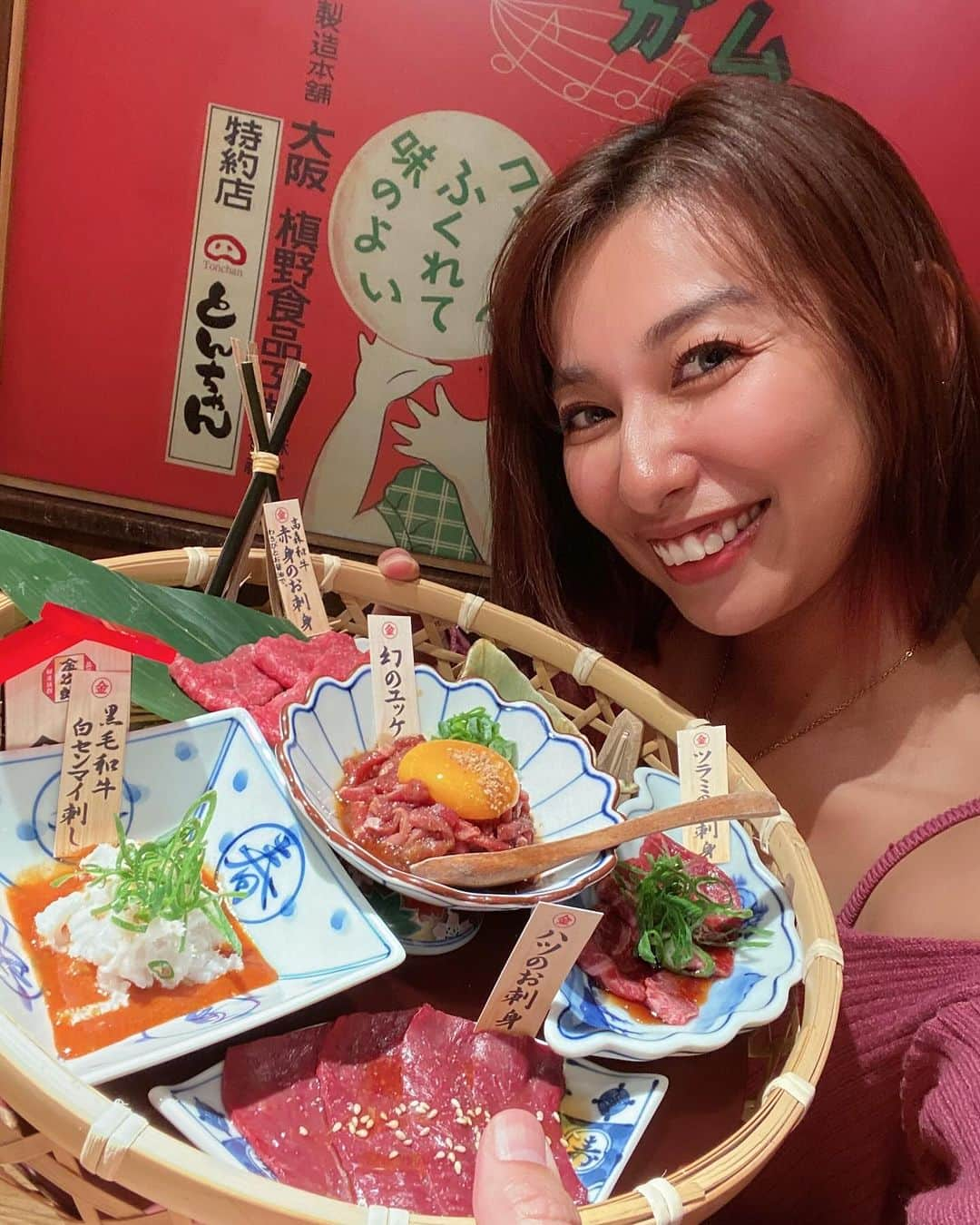 エマ中岡優姫さんのインスタグラム写真 - (エマ中岡優姫Instagram)「生肉好き必見❤️ 📍生肉専門店 焼肉 金次郎岩国店 リールにもupしたけど ほーーーんと！ 生肉おいしい🥹🩷 この日は焼肉は食べず 生肉ばかり食べてました🦁🩷 店内もレトロな感じで とてもよかった🥳 （食べることばかり考えてて全然写真撮ってなかった🤪） 今度はここのプリンも食べてみたい🥰 #岩国  #生肉専門店焼肉金次郎  #生肉  #ユッケ  #レバ刺し」10月13日 19時53分 - emma__yun