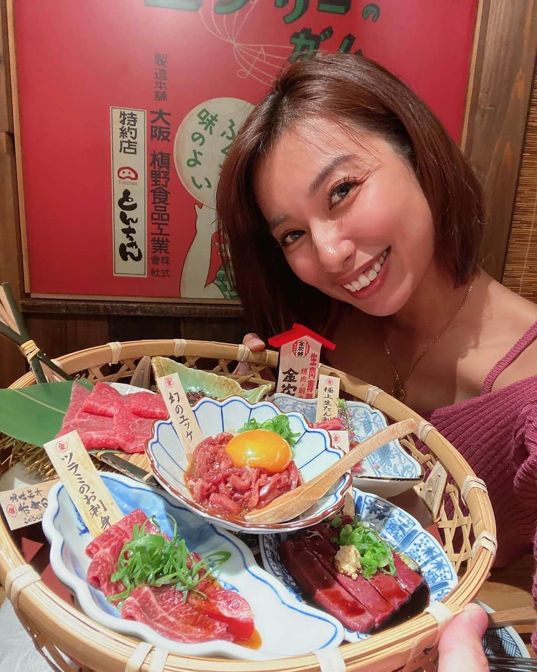 エマ中岡優姫さんのインスタグラム写真 - (エマ中岡優姫Instagram)「生肉好き必見❤️ 📍生肉専門店 焼肉 金次郎岩国店 リールにもupしたけど ほーーーんと！ 生肉おいしい🥹🩷 この日は焼肉は食べず 生肉ばかり食べてました🦁🩷 店内もレトロな感じで とてもよかった🥳 （食べることばかり考えてて全然写真撮ってなかった🤪） 今度はここのプリンも食べてみたい🥰 #岩国  #生肉専門店焼肉金次郎  #生肉  #ユッケ  #レバ刺し」10月13日 19時53分 - emma__yun