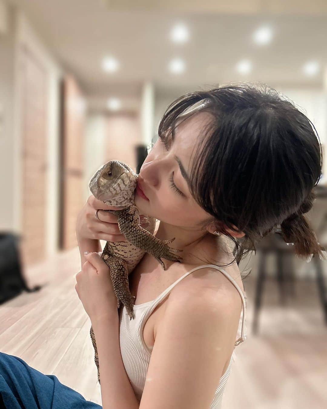 黒田瑞貴のインスタグラム：「最近のぐぅさんツーショットまとめ🦎  #petlife #petlizard #pets #savannamonitor #varanusexanthematicus #爬虫類　#爬虫類女子 #爬虫類好き」