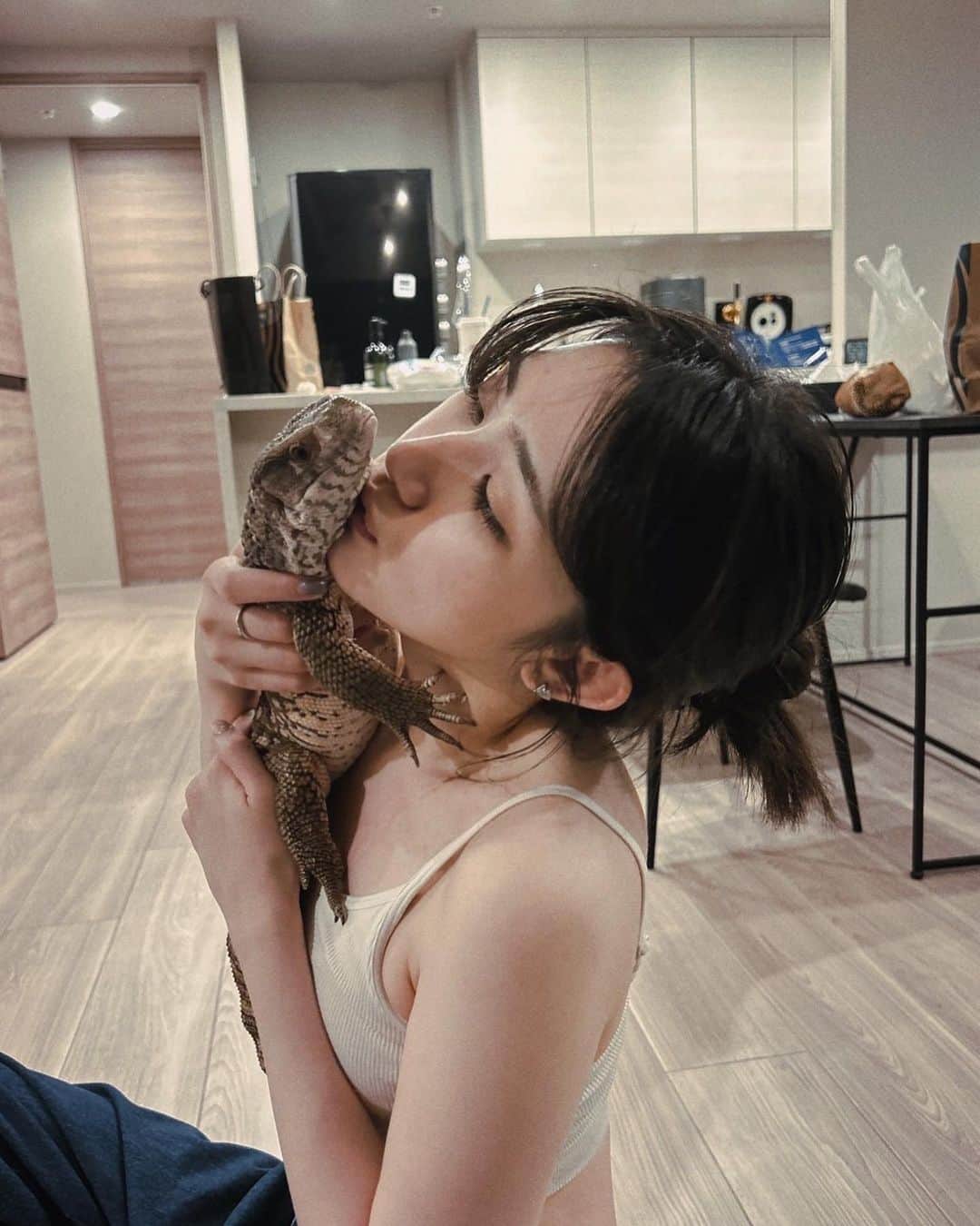 黒田瑞貴さんのインスタグラム写真 - (黒田瑞貴Instagram)「最近のぐぅさんツーショットまとめ🦎  #petlife #petlizard #pets #savannamonitor #varanusexanthematicus #爬虫類　#爬虫類女子 #爬虫類好き」10月13日 19時54分 - kurodamizuki_