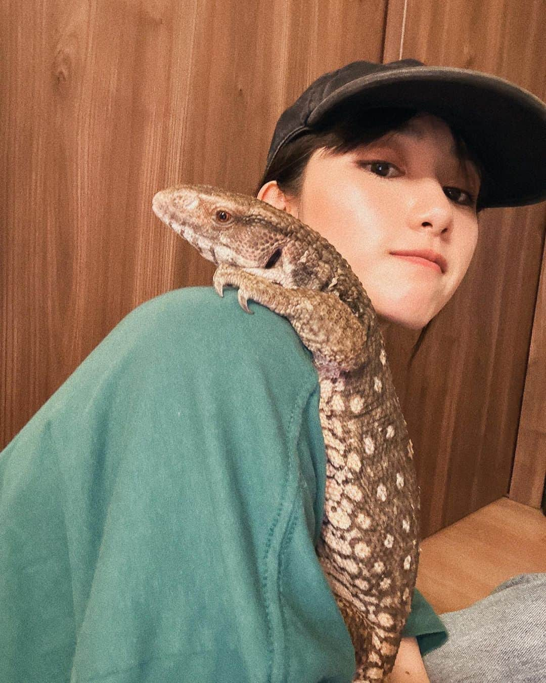 黒田瑞貴さんのインスタグラム写真 - (黒田瑞貴Instagram)「最近のぐぅさんツーショットまとめ🦎  #petlife #petlizard #pets #savannamonitor #varanusexanthematicus #爬虫類　#爬虫類女子 #爬虫類好き」10月13日 19時54分 - kurodamizuki_