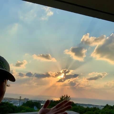 中村正人さんのインスタグラム写真 - (中村正人Instagram)「. . 【マサブログ更新】  あなたと同じ沖縄の空の下。  はい、  沖縄に入りましたよ。  天気は最高さ〜。  風もでーじ気持ち良過ぎて悶絶。  BIRTH CAFEでスムージー飲んで ヴェリーハッピー。  明日のミニワンのパワーが どんどん湧いてくるよ。  史上最強の移動遊園地 DREAMS COME TRUE  WONDERLAND 2023 ミニ  総仕上げ。  まーちゃん、 最初からフルスロットル、  ぶちあがりっぱなして 沖縄ミニワンベイビーズ  一人残らず 愛、注入しますので、  ご準備を。」10月13日 19時54分 - dct_masatonakamura_official