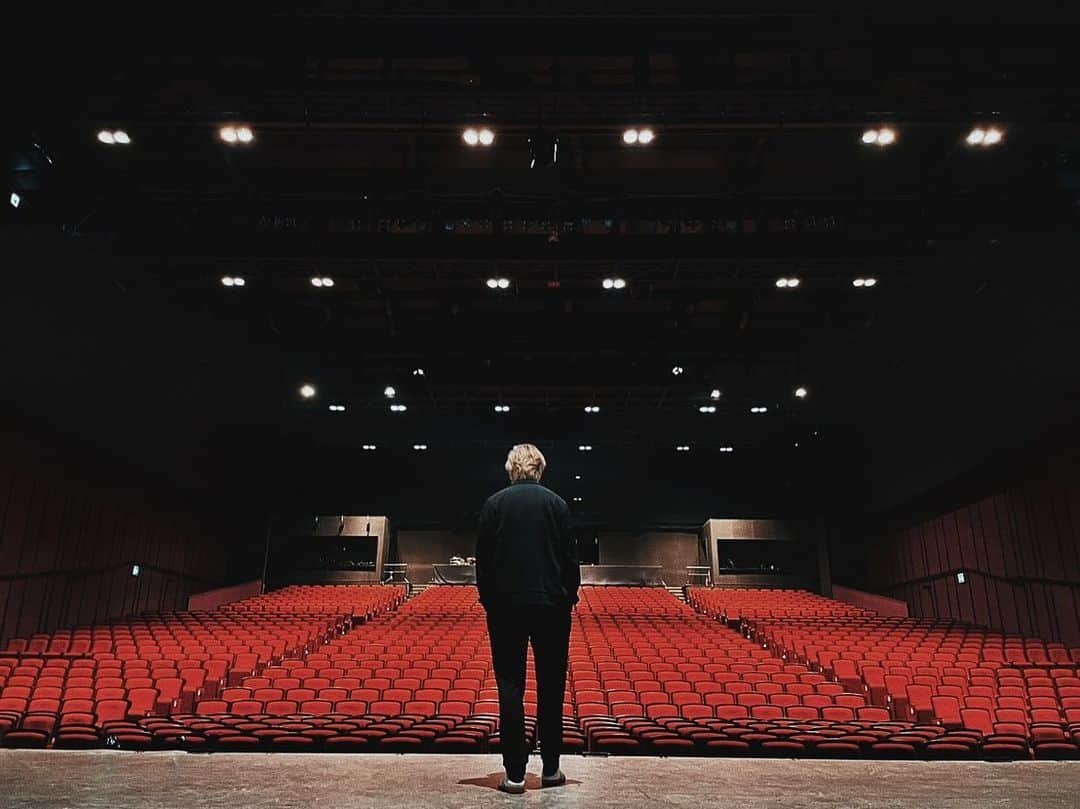 中島裕翔さんのインスタグラム写真 - (中島裕翔Instagram)「🚶🏻 I felt a lot of similarities between this play and what is going on around me right now. (I think people who came see the play would know what I’m talking about) To be honest, it was tough feeling those kind of emotions while standing onstage, even though it affected how I played my role in a good way.  But, I could keep going on 'cuz I was supported by the wonderful cast and crew of this play, and all of you.  I would like to express my gratitude, so my deepest thanks go out to cast, crew and you.  I LOVE YOU ALL from the bottom of my heart!  #HigeyoSaraba #yutogenic #japaneseactor」10月13日 20時04分 - iam_yuto_nakajima