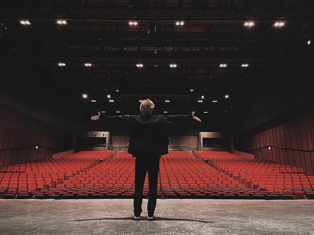 中島裕翔さんのインスタグラム写真 - (中島裕翔Instagram)「🚶🏻 I felt a lot of similarities between this play and what is going on around me right now. (I think people who came see the play would know what I’m talking about) To be honest, it was tough feeling those kind of emotions while standing onstage, even though it affected how I played my role in a good way.  But, I could keep going on 'cuz I was supported by the wonderful cast and crew of this play, and all of you.  I would like to express my gratitude, so my deepest thanks go out to cast, crew and you.  I LOVE YOU ALL from the bottom of my heart!  #HigeyoSaraba #yutogenic #japaneseactor」10月13日 20時04分 - iam_yuto_nakajima