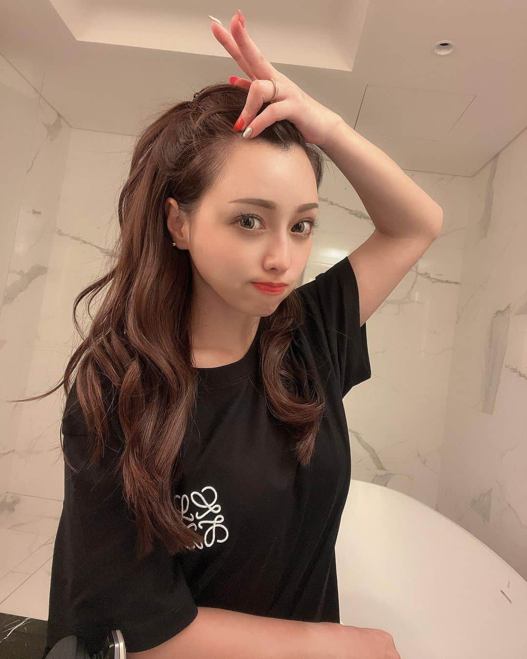 まゆのインスタグラム：「投稿してない間に 寒くなって 夏の投稿溜まりすぎてる😇  この時期 服装難しいから毎年悩む😩  風邪流行ってるから 皆様気をつけてね🥺  #時差投稿続きます」