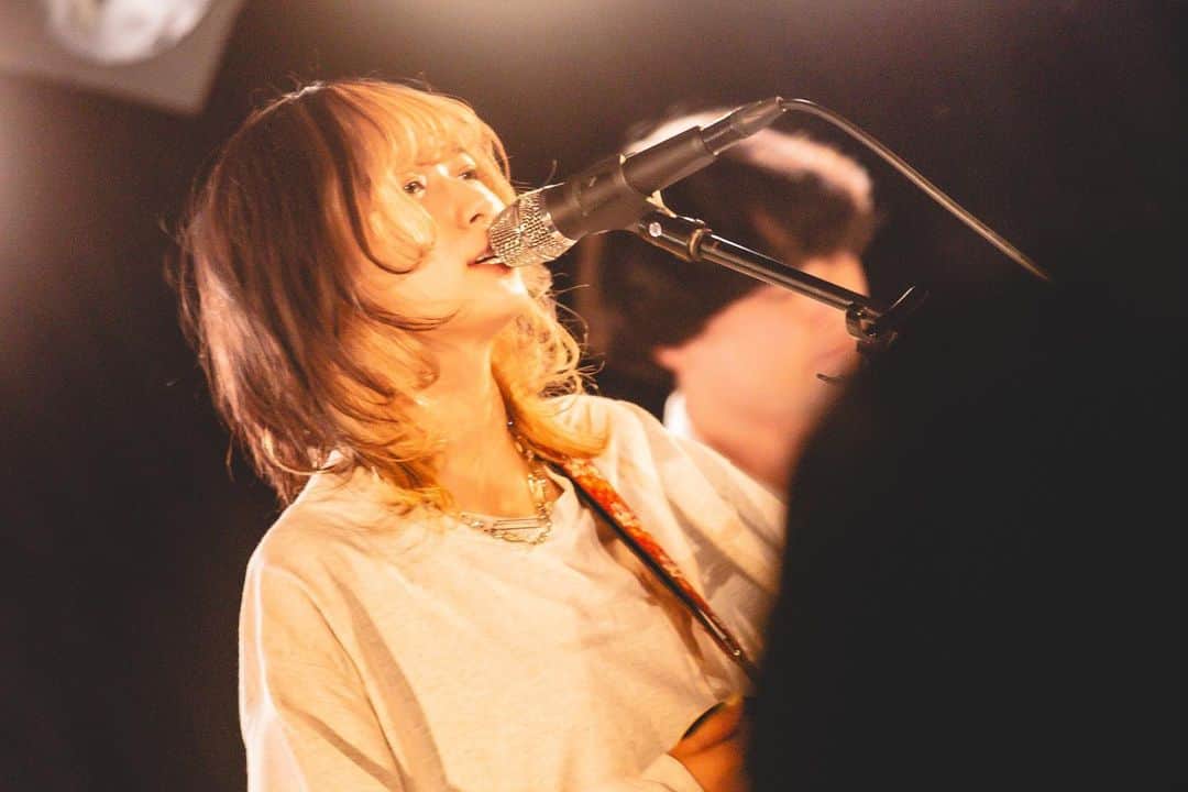 RIRIKOのインスタグラム：「何かになるよりも大事な、"僕"に近づけている気がする。  ・ ・ photo by @asak030_yay  ・ ・ ・  #livephoto #RIRIKO #singersongwriter #shimokitazawa #flowersloft」