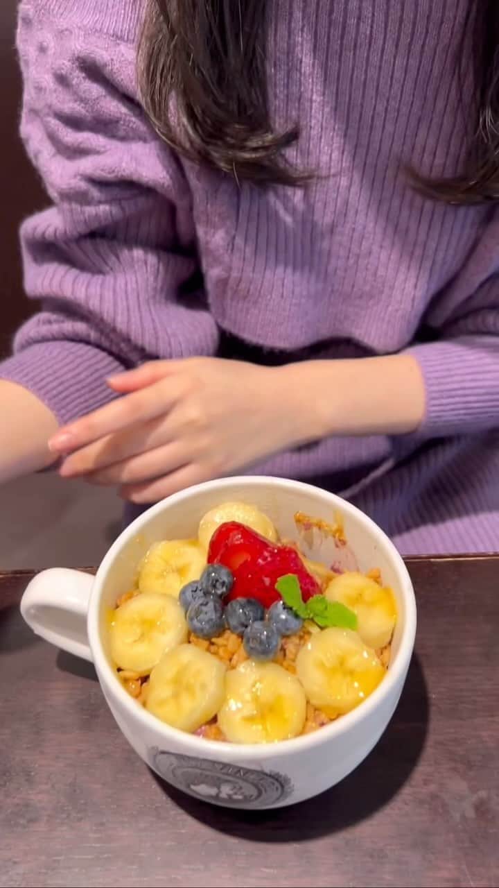 伊藤彩華のインスタグラム：「良い週末を🐾 Have a nice weekend:)   Taken by my mom🫶🏻  #スターダスト #伊藤彩華 #リール #デート #朝活 #ニットコーデ #秋コーデ #大人可愛い #秋カラー #グレージュ #asaibowl」