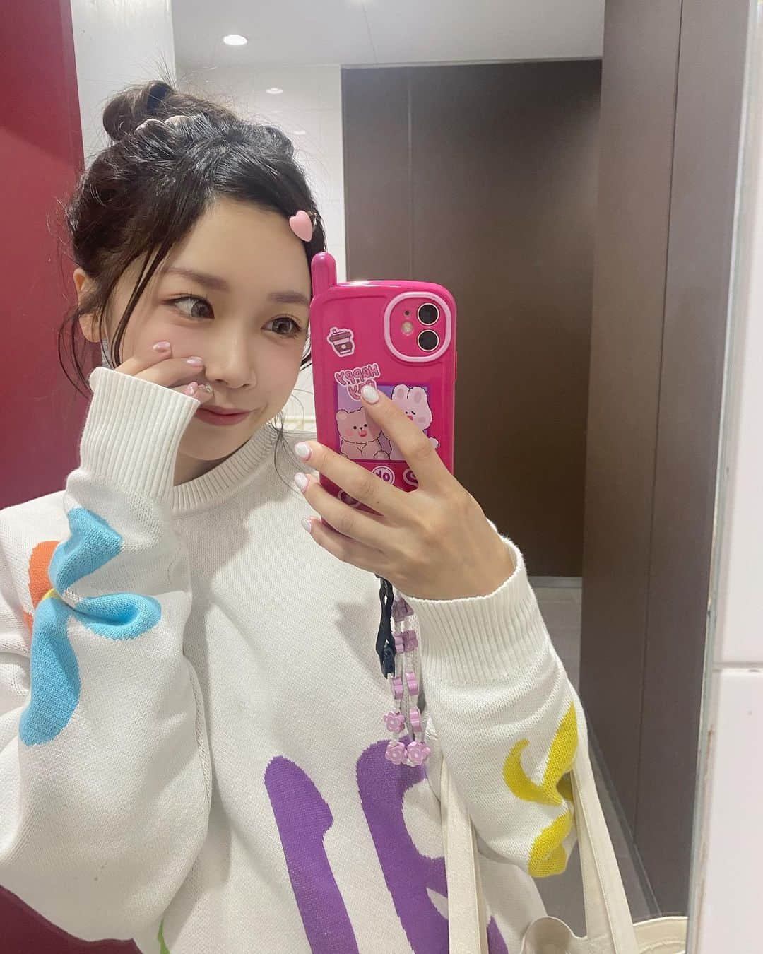 水嶋ひかるのインスタグラム：「new nail🐄💓🪩 自爪割れちゃってショートネイル☺️ ショートネイル楽ちん🥺 ありまとございます🤍 @chipieee_mirai  . #chipieeenail #表参道ネイル #原宿ネイル #ネイルデザイン #今日は何の日 #引っ越しの日 #引っ越しいいな」