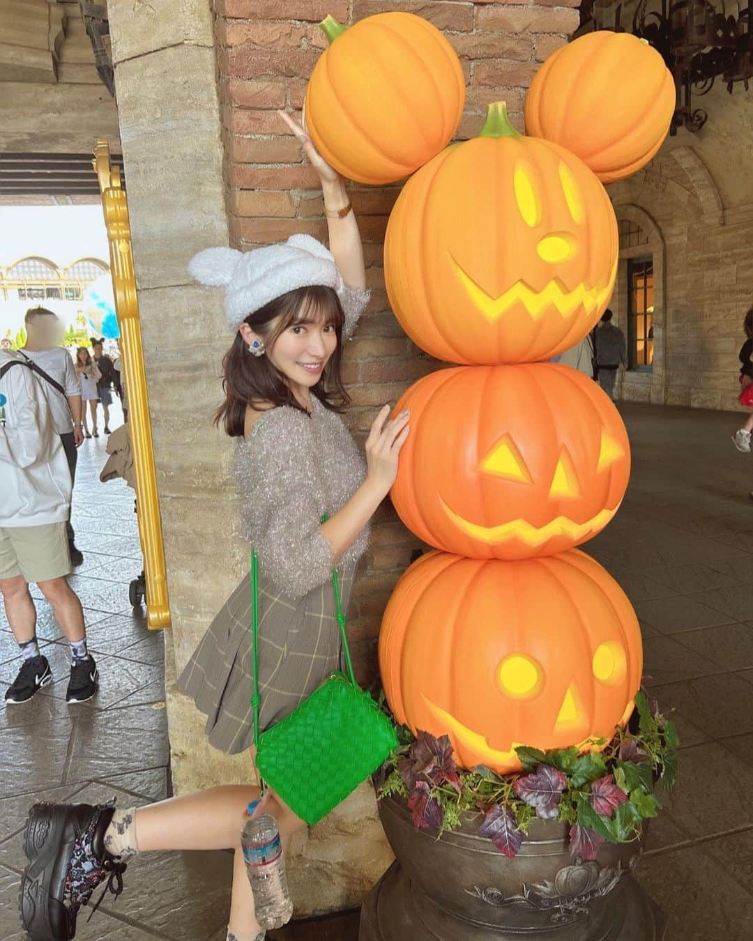 渚志帆のインスタグラム：「ハロウィンTDS🎃  ハロウィン仕様のパークが可愛すぎだし、ハロウィンフードも可愛い美味しいし、色々なゲストさんの仮装見るのも楽しかった🧙‍♀️💫  シーで一番好きなフードうきわまん。 40周年仕様になっていて、チキン味に！✨(8枚目) パンチあって美味しかった🤤  ディズニーはイベントごとに行きたくなるね🏰」