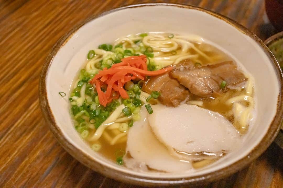 Be.okinawaのインスタグラム：「17 October is Okinawa Soba Day! 🍜    Unlike the usual soba noodles that you may know, Okinawa Soba is made from wheat flour and brine, and typically served in soup made from pork bones, bonito and topped with pork belly😋    There are various versions of Okinawa Soba found in different parts of Okinawa, and in total, over 150,000 servings of soba are consumed daily across the region!   #japan #okinawa #visitokinawa #okinawajapan #discoverjapan #japantravel #okinawafood #okinawadelicacy #okinawalocaldelicacy #soba #okinawasoba #okinawalocalfood」