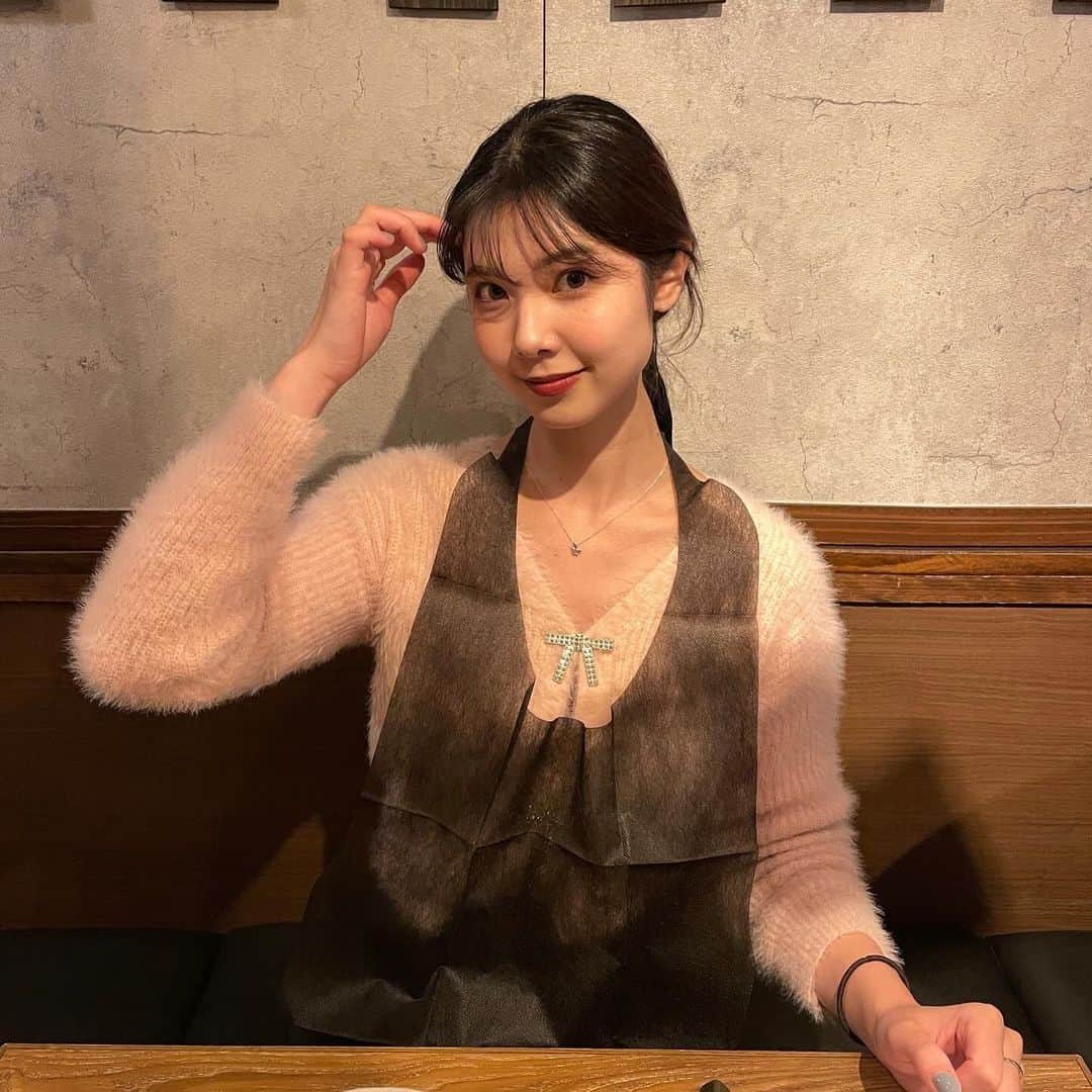 山﨑愛麻のインスタグラム：「⠀ 大好きなうしごろさんの 中目黒店に行ってきました！🩵  駅近で、店内はカジュアルめなので 入りやすいです🔅 大変混んでいて、何人も予約を断られていたので、予約した方が◎  名物のホルモンをはじめ、とろけるロースや 大好きなウルテ刺しなど新鮮で美味しいお肉を頂きました🤤  上ミノ刺しヤンニョム和えもたまらなかったです...💞  飲み物はお酒はもちろん、ノンアルコールの ドリンクも大変充実していて嬉しかったです🥹 蜜りんごソーダやシークワーサーなど、 期間限定ドリンクもあります✨  どのお肉も料理も美味しくて 最後まで幸せでした☺️🩵  中目黒でご飯の時は是非！✨✨  ⠀  ⠀ ⠀  ⠀  #PR #炭火焼肉ホルモンうしごろ中目黒店 #中目黒 #中目黒グルメ #中目黒焼肉 #ホルモンうしごろ  #東京グルメ #tokyofoodie #tokyogourmet #中目黒居酒屋#焼肉」