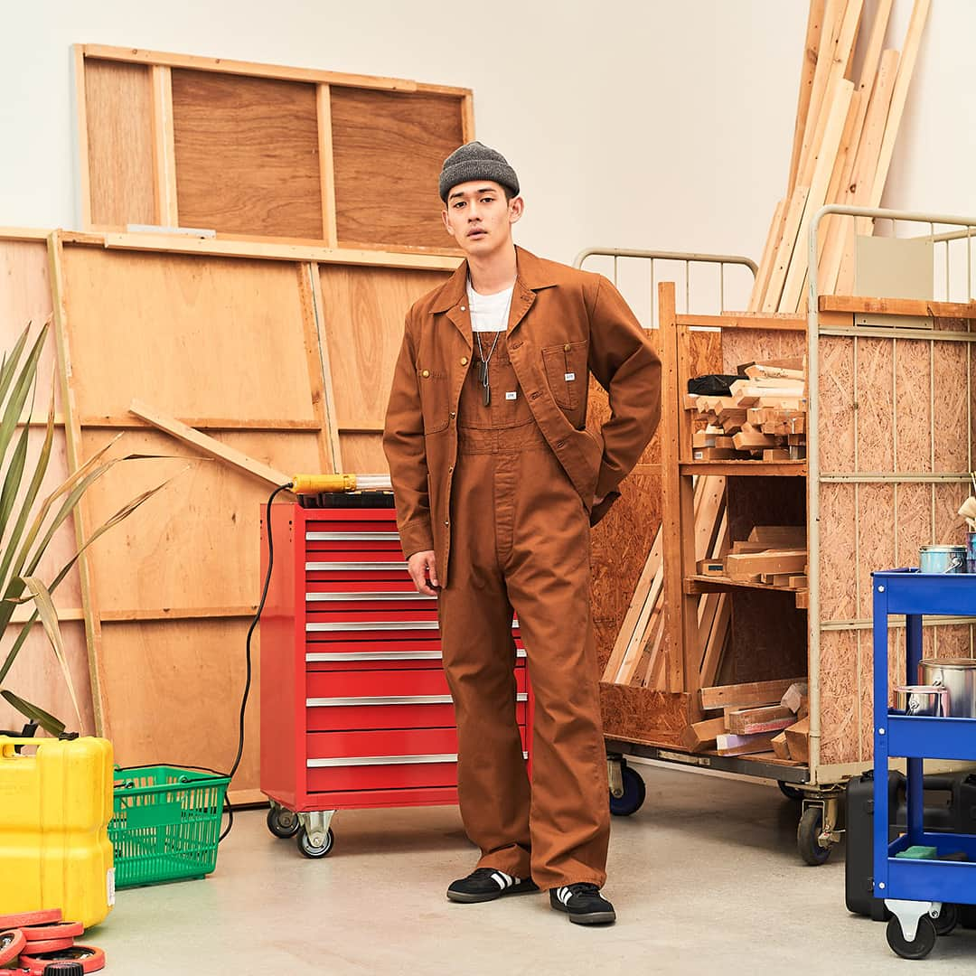 リーさんのインスタグラム写真 - (リーInstagram)「Lee DUNGAREES . ・OVERALLS 1911年に製造を開始したワークウェア、その代表格であるオーバーオールズ。 作業着を代表するオーバーオールズはLeeの代名詞的なアイテムとなっている。   #lee #leedugarees #leejapan #leeoveralls #locojacket #painterpants #unionalls #リー #リージャパン #リーダンガリーズ」10月13日 20時00分 - leejeansjp