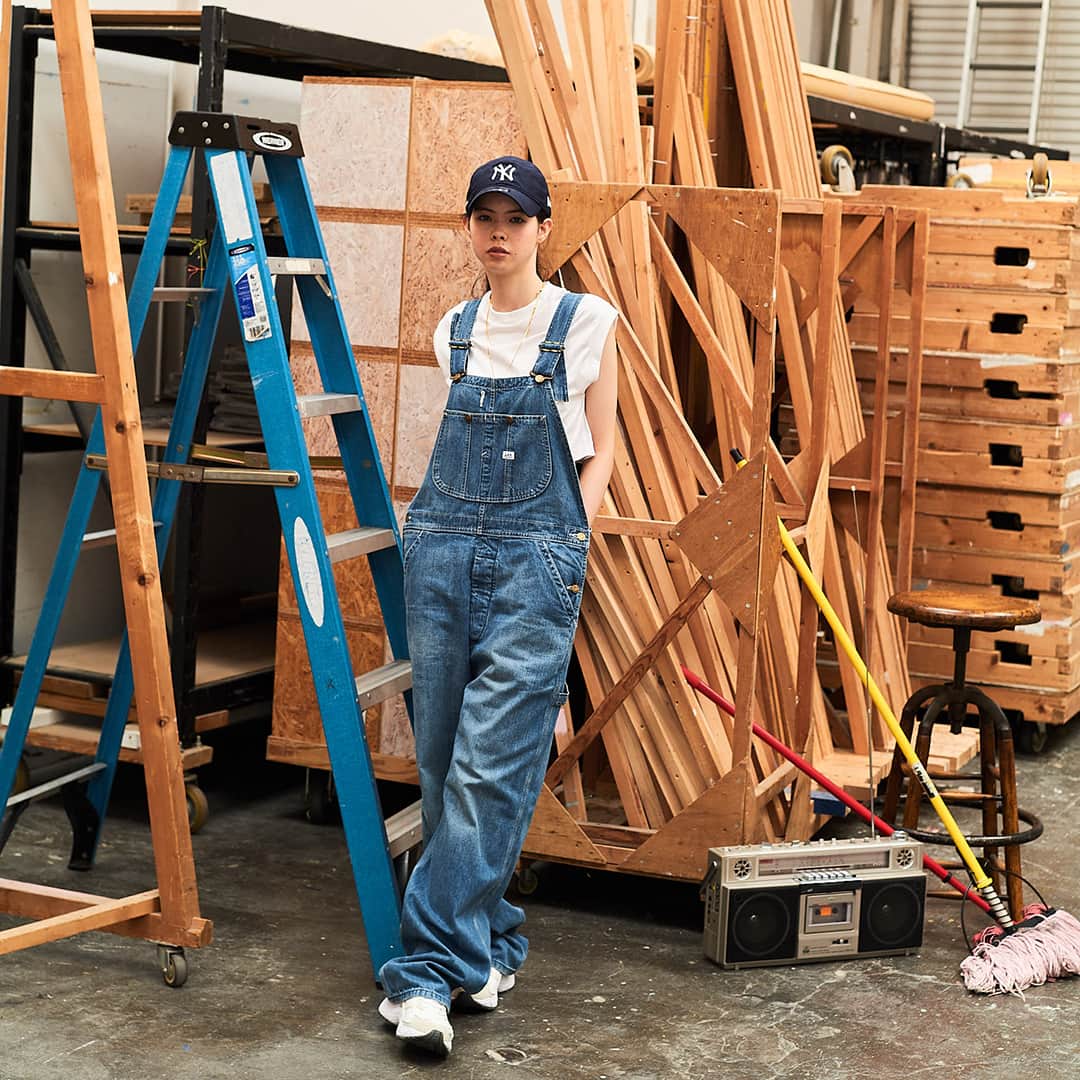リーのインスタグラム：「Lee DUNGAREES . ・OVERALLS 1911年に製造を開始したワークウェア、その代表格であるオーバーオールズ。 作業着を代表するオーバーオールズはLeeの代名詞的なアイテムとなっている。   #lee #leedugarees #leejapan #leeoveralls #locojacket #painterpants #unionalls #リー #リージャパン #リーダンガリーズ」