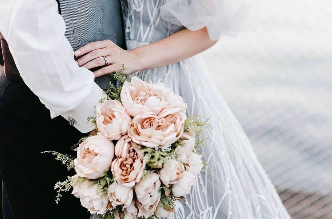 ウェディングソムリエ編集部さんのインスタグラム写真 - (ウェディングソムリエ編集部Instagram)「ウェディングソムリエアンバサダーの素敵な投稿をリポスト✨  手元で伝わる優美なコーディネート。  印象的な刺繍が魅力的なドレスは、特別な日を彩るドレスにぴったり。  優しい色合いのブーケもとてもよくお似合いで、素敵ですね☺️  @1016_k_h_weddingさん ありがとうございました✨  *:.,.:*:.,.:*:.,.:*:.,.:*:.,.:*:.,.:*:.,.:*:.,.:*:.,.:*:.,.:*:.,.:* .  サイトは[ウェディングソムリエ ]で検索 🔎http://www.jadorewedding.com プロフィール欄の🔗Linkからもとべます。  ウェディングソムリエは、 人生でその時しかできない 特別な体験を提供するメディアです♡  *:.,.:*:.,.:*:.,.:*:.,.:*:.,.:*:.,.:*:.,.:*:.,.:*:.,.:*:.,.:*:.,.:*:.,.  #花嫁 #プレ花嫁 #卒花 #全国のプレ花嫁と繋がりたい  #ウェディングソムリエアンバサダー #ウェディングソムリエ  #結婚式 #ウェディング #ウェディングフォト  #ウェディングドレス #ウェディングレポ #ウェディングフラワー #ウェディングブーケ」10月13日 16時27分 - jadore_wedding