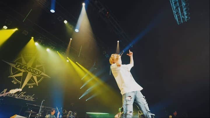 のインスタグラム：「【🎊㊗️ライブ映像公開㊗️🎊】  「Novelbright LIVE TOUR 2023 ～ODYSSEY～」 Zepp DiverCity Tokyo公演より 『開幕宣言』ライブ映像公開✨ https://youtu.be/nqvdAcRtGMk?si=bPBANazoElH_jHQk  横浜アリーナ公演まであと2日🔥 後方立ち位置指定 立見席のみ販売中‼︎ https://novelbright.jp/news/detail/1499  ファイナル公演をお楽しみに😊」