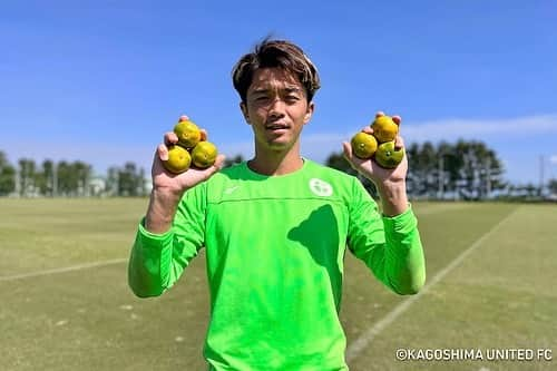 鹿児島ユナイテッドFCさんのインスタグラム写真 - (鹿児島ユナイテッドFCInstagram)「🟡🍊喜入産 早生みかん 🍊の差し入れをいただきました🍊🟡  鹿児島市役所喜入支所有志の皆さまより早生みかんの差し入れを、選手スタッフにいただきました。  🗣️「早生みかんはこの時季しかないので、酸味を楽しんでいただけたら幸いです。多忙な時期が続くと思いますが、みかんを食べてビタミン補給をして、風邪予防にお役立てください‼️☺️」 　　 地元の味わいを楽しむ機会をいただき、ありがとうございました。  #鹿児島ユナイテッドFC #ITADAKISOUL🌋 #喜び入るまち #喜び入るまち喜入 #鹿児島市喜入支所  #喜入 #喜入産 #早生みかん🍊 #大島康明 #ウェズレイ #有田光希 #山口卓己 #松山健太 #野嶽寛也 #星広太 #圓道将良 #岡本將成 #藤本憲明 #木村祐志」10月13日 20時02分 - kagoshimaunitedfc