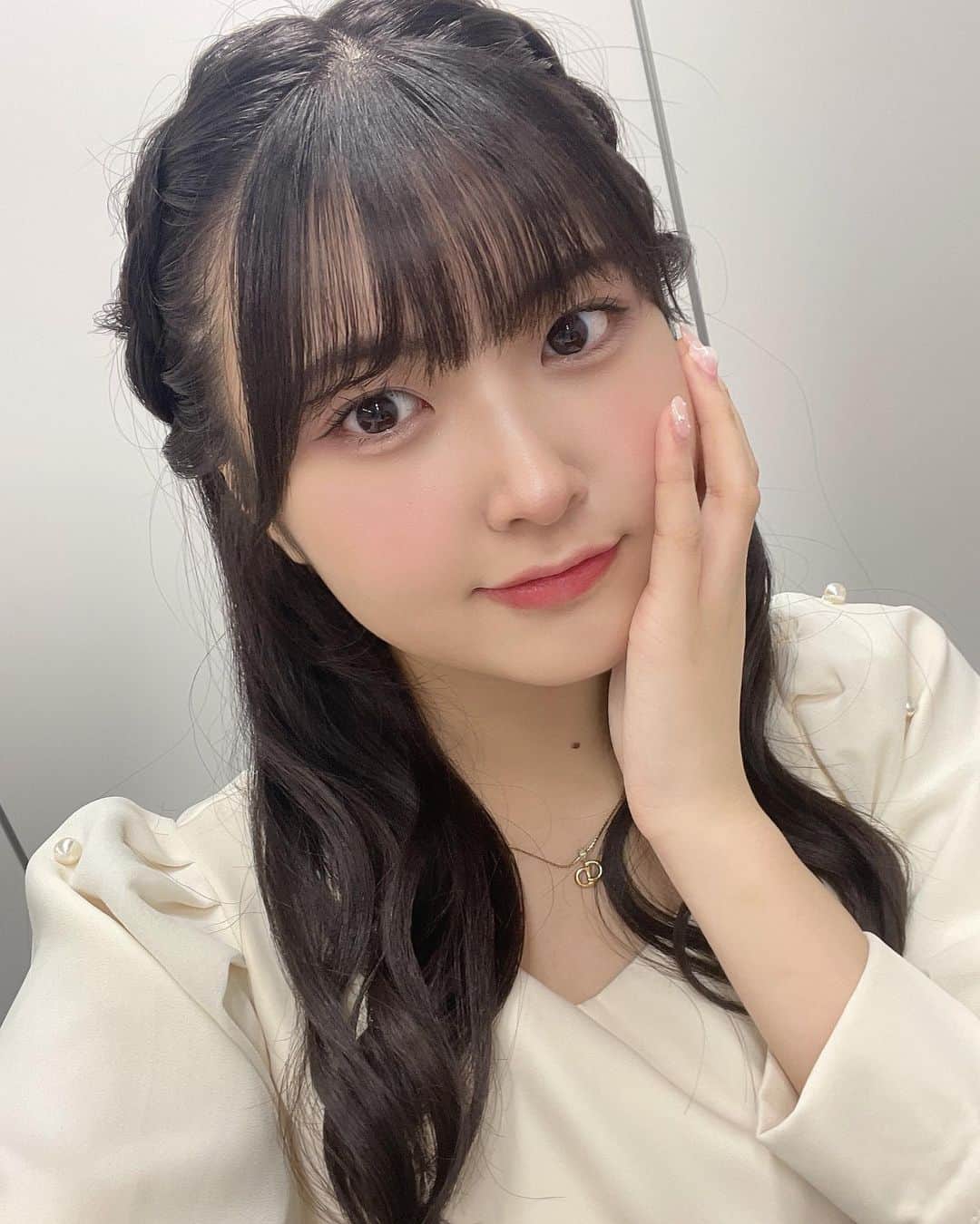 岡村美波のインスタグラム：「♡  白ってどの季節もかわいい🤍🏹  #お気に入りネックレス #ままからのおさがり  #行方不明中  #悲しい気持ち 。 #beyooooonds #雨ノ森川海  #岡村美波 #みいみ」