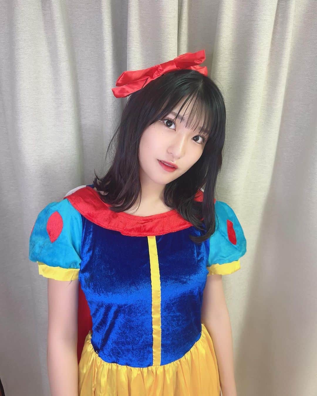 のインスタグラム：「🎃Happy Halloween🎃  ちょいとフライングですが！ ハロウィングッズが販売されております🧡  今年のハロウィングッズは、白雪姫になりました🫣 プリンセス👸になれて嬉しい💕  ぜひみなさんゲットしてください🥺🤍  #ハロウィン #ハロウィンコスプレ #仮装 #白雪姫 #プリンセス #halloween #princess #ドレス #idol #アイドル #18 #05 #アプガ #アップアップガールズ仮 #住田悠華」