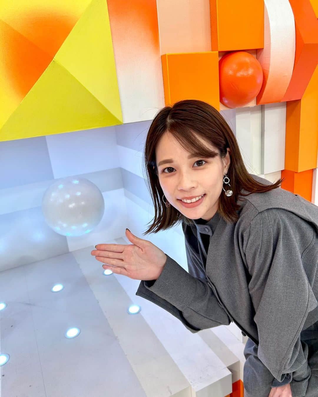 フジテレビ「めざましテレビ」さんのインスタグラム写真 - (フジテレビ「めざましテレビ」Instagram)「鈴木です  他のアナウンサーたちが、月ごとに変わるスタジオのセットを紹介していたので、私はずっと変わらないセットを紹介します😆  この丸⚪️です。笑  #鈴木唯」10月13日 20時13分 - mezamashi.tv