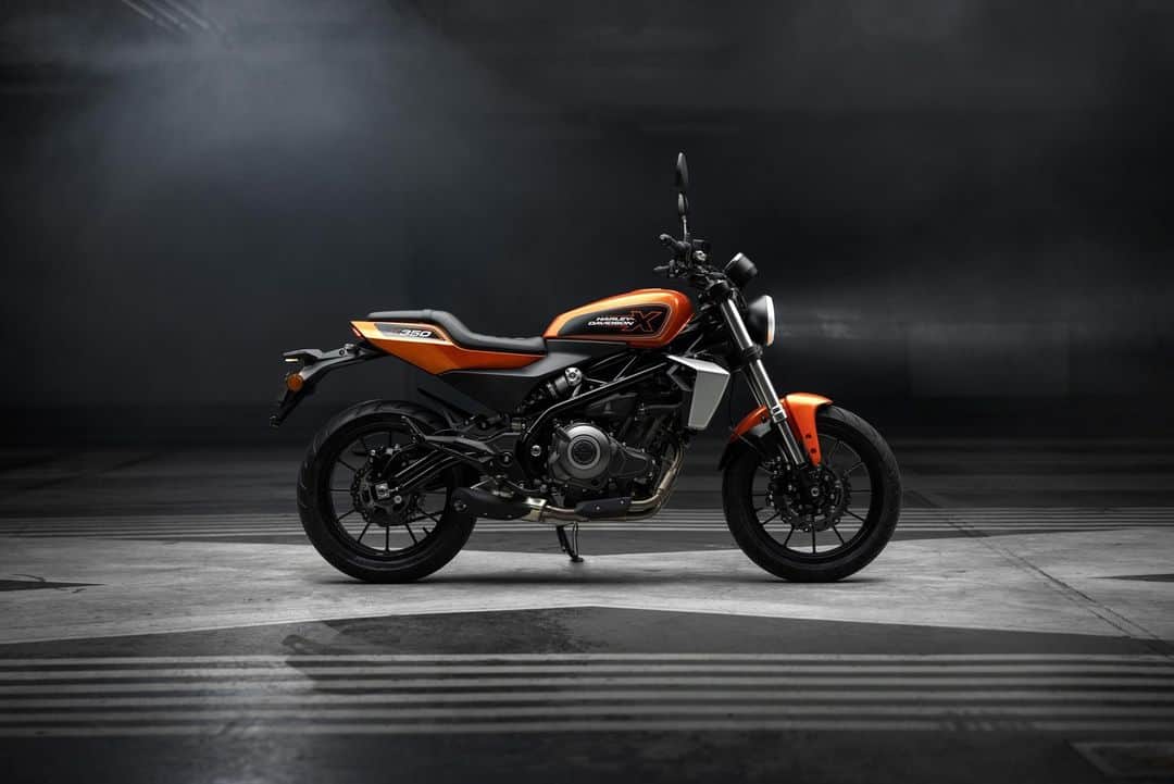 のインスタグラム：「HARLEY-DAVIDSON X™ Café原宿で応募すると、さらにその場でグッズが当たるダブルチャンスも!“普通自動二輪免許で乗れるハーレー” X350が抽選で1名に当たる「GET Xキャンペーン」開催中  まもなく日本デビューを果たす、ファッション・ライフスタイルコンシャスな軽量都市型コミューターモデルX350とX500。11/19までの期間中、X350(カラー：ダイナミックオレンジ)が限定1名様に当たるキャンペーンを開催中です。ご応募は特別ページから簡単にお申込。11月下旬に厳正なる抽選を行い、当選者さまへのご連絡を以て、発表と替えさせていただきます。  来週末から期間限定で原宿にオープンする “HARLEY-DAVIDSON X™ Café原宿”会場内でご応募いただくと、さらにその場でTシャツなどのハーレーグッズが当たるダブルチャンスも。X350、X500の2モデルの日本最速展示を是非ご覧ください。  ご応募はプロフィールリンクから！  ※価格を含めた日本仕様の詳細は10/20にご案内の予定です。公式サイトで掲載中の両モデルのスペックは海外モデルの情報に基づいており、日本仕様とは異なる場合があります  #ハーレーダビッドソン #HarleyDavidson #UnitedWeRide #X350 #X500」