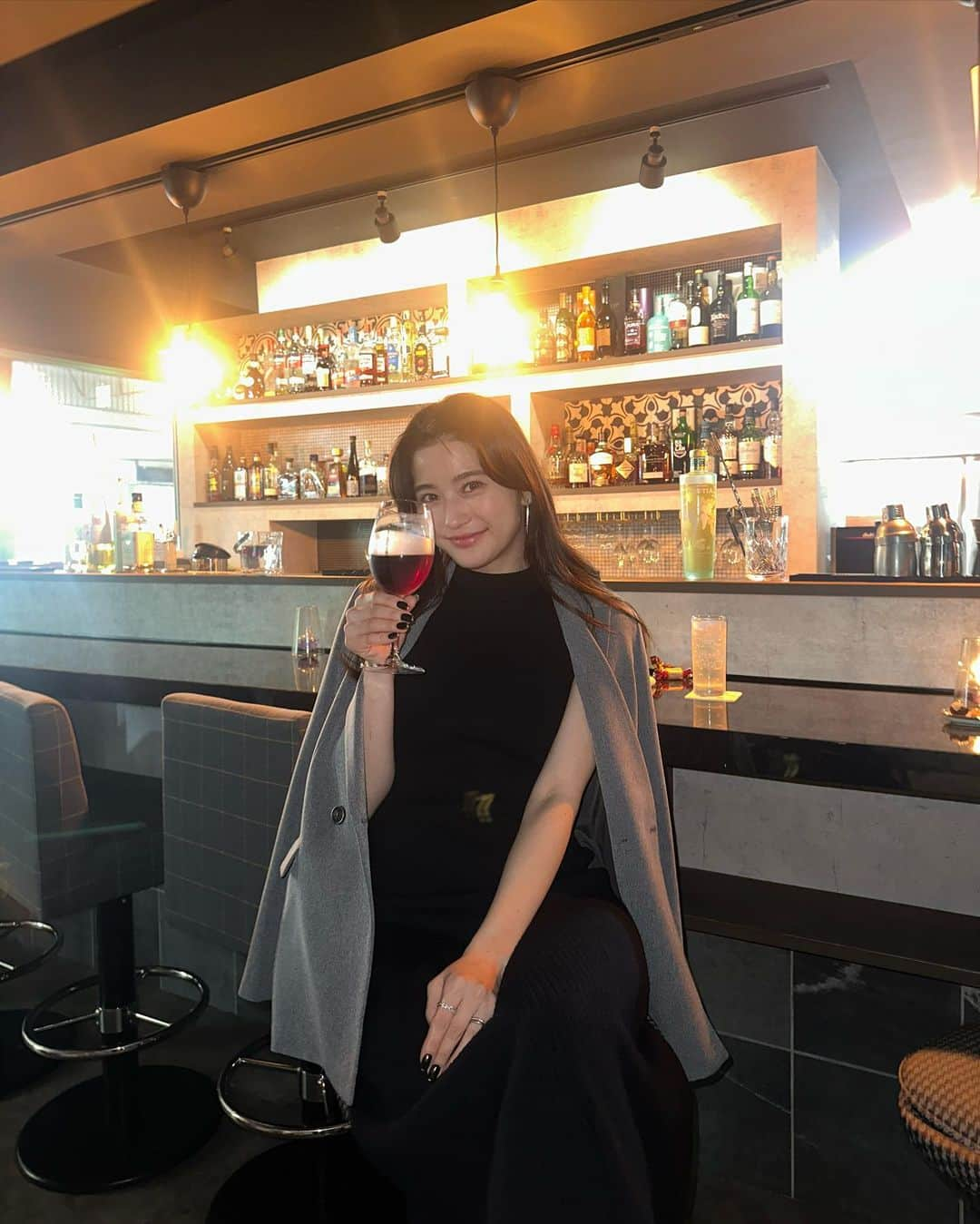 かなこさんのインスタグラム写真 - (かなこInstagram)「珍しくたいちゃんとBARに行ったの🍷笑 たいちゃんお酒飲まない人だから、いつも外食はサクッと終わるんだけども  今日は！絶対に！二軒目に行く！！  とわがまま言ったらしぶしぶ行ってくれました。笑　  夜デートということで大人っぽくしたくてグレージャケットとブラックニットワンピ🖤🩶 jacket : @naturalbeautybasic_official  細身で女性らしい形🩶  #PR#naturalbeautybasic #ナチュラルビューティーベーシック #夫婦#夜デート#bar」10月13日 20時07分 - kanako228m