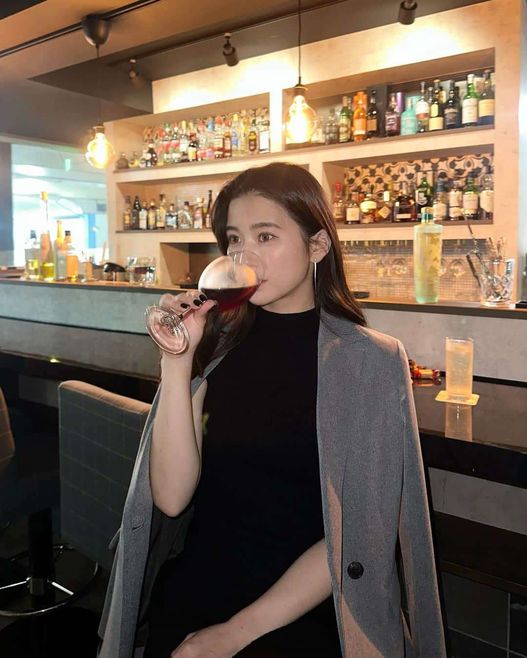 かなこのインスタグラム：「珍しくたいちゃんとBARに行ったの🍷笑 たいちゃんお酒飲まない人だから、いつも外食はサクッと終わるんだけども  今日は！絶対に！二軒目に行く！！  とわがまま言ったらしぶしぶ行ってくれました。笑　  夜デートということで大人っぽくしたくてグレージャケットとブラックニットワンピ🖤🩶 jacket : @naturalbeautybasic_official  細身で女性らしい形🩶  #PR#naturalbeautybasic #ナチュラルビューティーベーシック #夫婦#夜デート#bar」