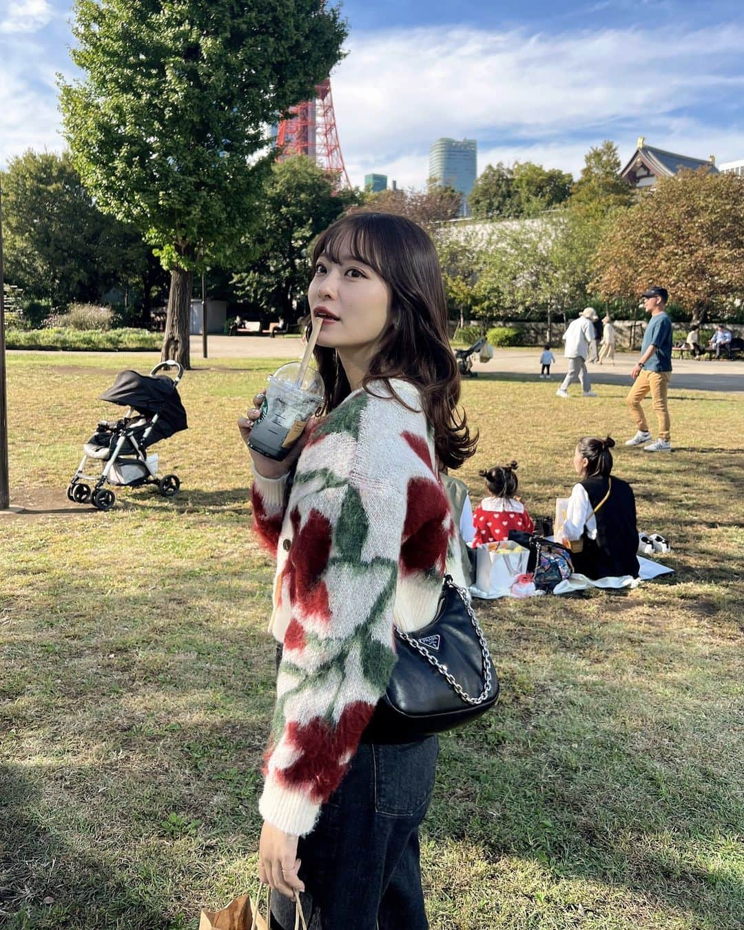 吉次玲奈さんのインスタグラム写真 - (吉次玲奈Instagram)「🗼❤️  涼しくてピクニック日和だった☺️  cardigan: @vannie__u  denim: @casa_fline @yanuk_official   #芝公園 #芝公園ピクニック #東京タワー #東京タワー🗼 #カーディガン #カーディガンコーデ #デニムコーデ #デニム #ピクニック #秋コーデ #秋服 #秋服コーデ #秋 #prada #pradabag #プラダバッグ #プラダローファー #ローファー #ローファーコーデ #シミラールック #シミラー #芝公園グルメ #東京観光 #東京 #tokyo #miumiu #celine」10月13日 20時07分 - rena_yoshitsugu