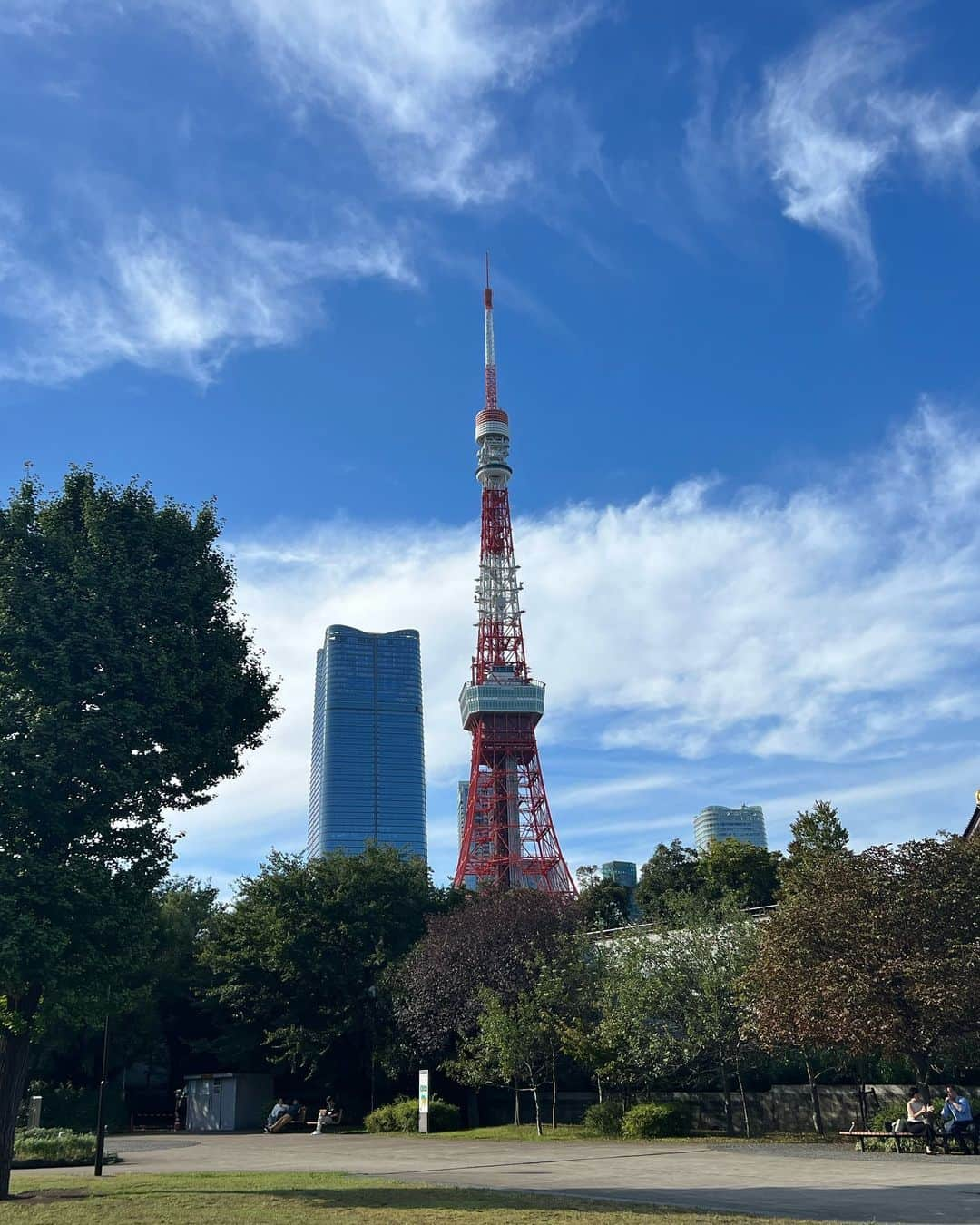 吉次玲奈さんのインスタグラム写真 - (吉次玲奈Instagram)「🗼❤️  涼しくてピクニック日和だった☺️  cardigan: @vannie__u  denim: @casa_fline @yanuk_official   #芝公園 #芝公園ピクニック #東京タワー #東京タワー🗼 #カーディガン #カーディガンコーデ #デニムコーデ #デニム #ピクニック #秋コーデ #秋服 #秋服コーデ #秋 #prada #pradabag #プラダバッグ #プラダローファー #ローファー #ローファーコーデ #シミラールック #シミラー #芝公園グルメ #東京観光 #東京 #tokyo #miumiu #celine」10月13日 20時07分 - rena_yoshitsugu